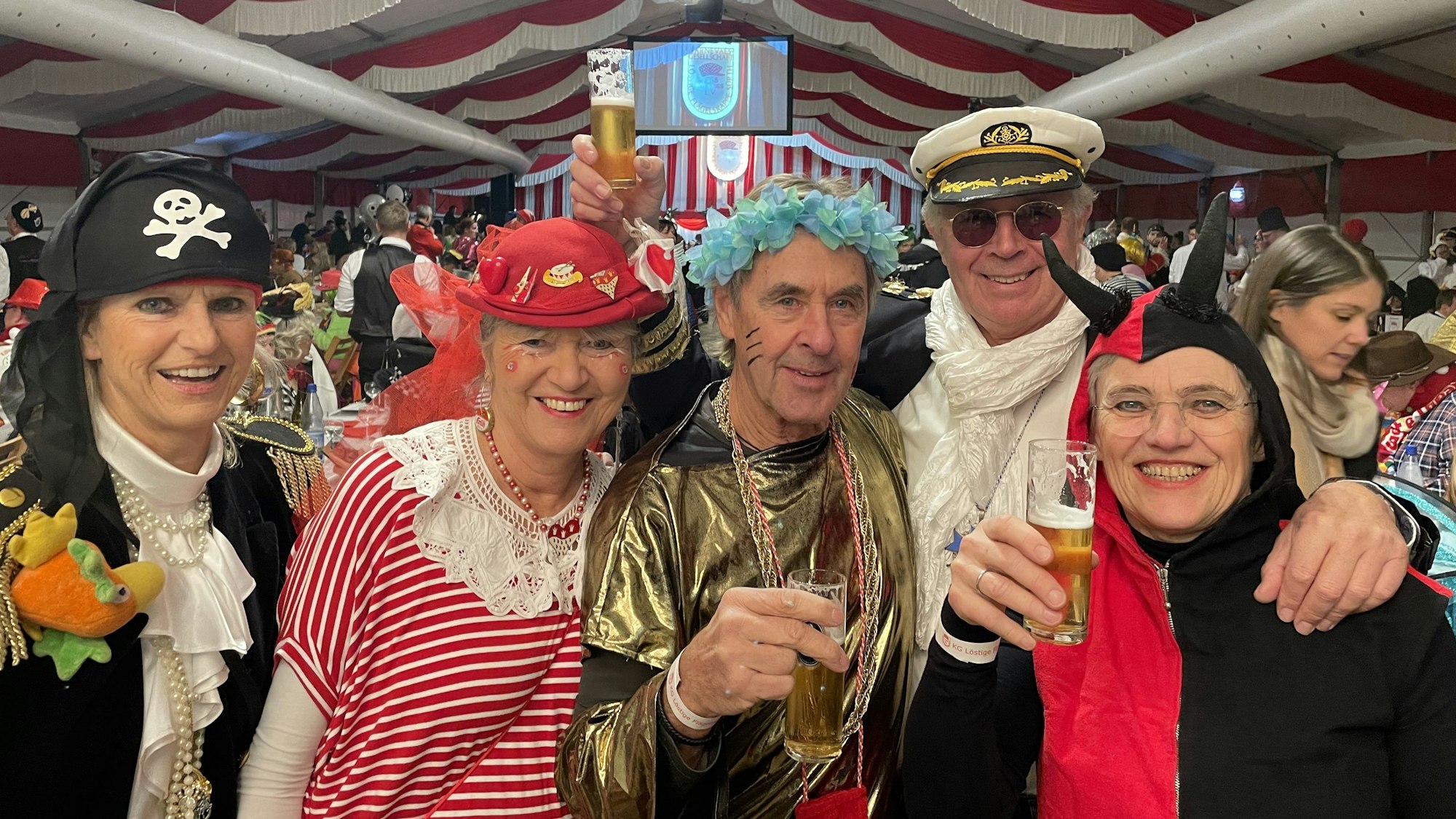 Zwei Männer und drei Frauen in Karnevalskostümen.