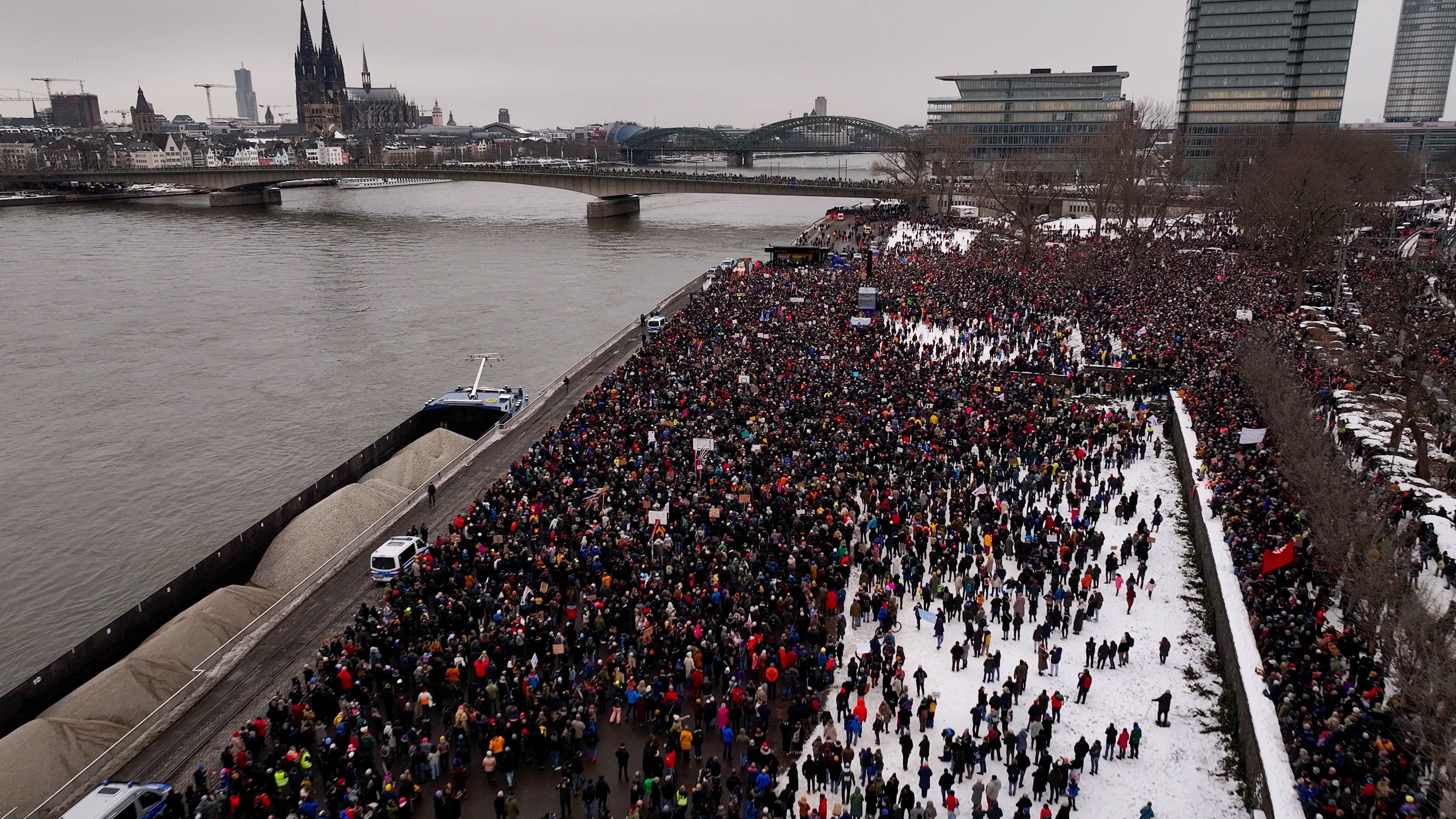 Am Sonntag (21. Januar) demonstrierten Zehntausende in der Deutzer Werft in Köln gegen Rechts. Das Foto zeigt die Demonstrierenden in einer Luftaufnahme.