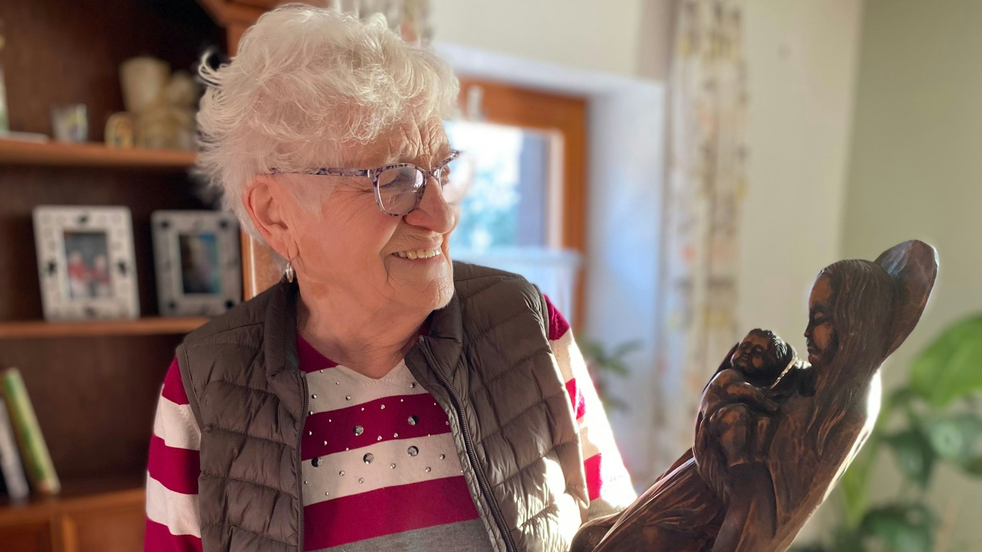 Anneliese Jüssen präsentiert ihre nach der Flut wiedergefundene Madonnenfigur.