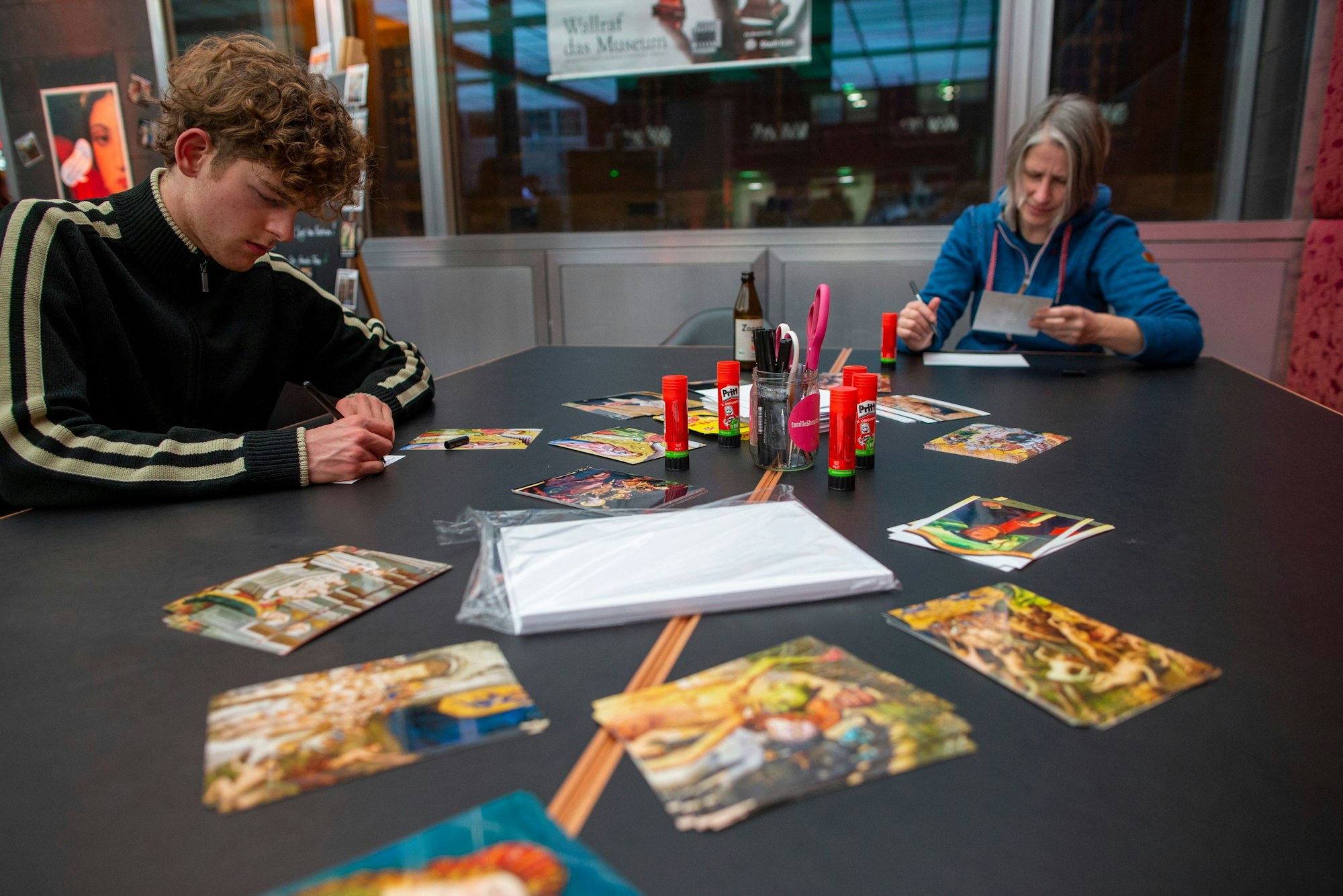 Witzige Text-Bild-Kombinationen, so genannte „Memes“, schufen die Teilnehmer beim „Kunstspäti“ im WRM.