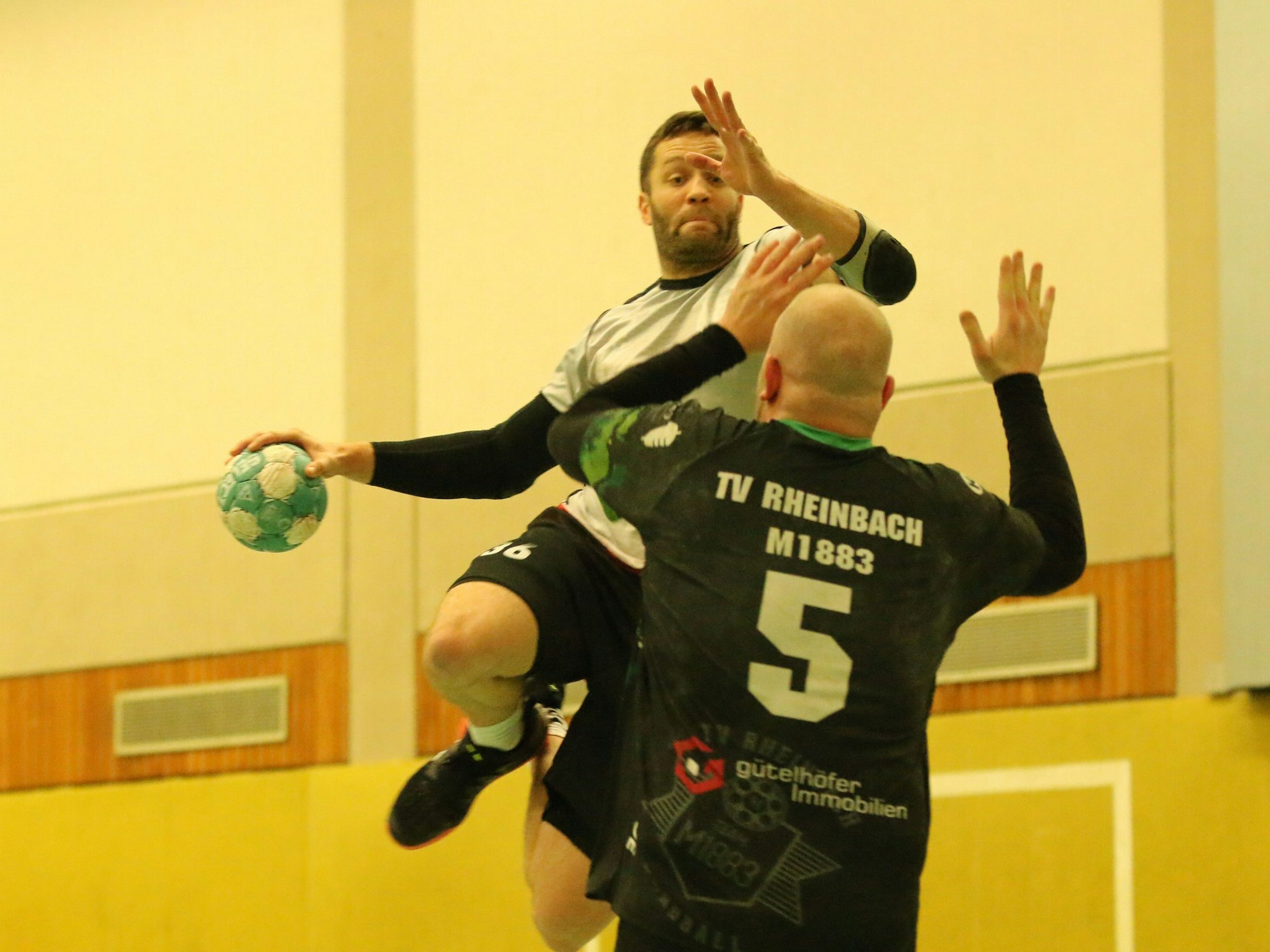 Zülpichs Daniel Schüller steigt vor dem Rheinbacher Gegenspieler hoch.