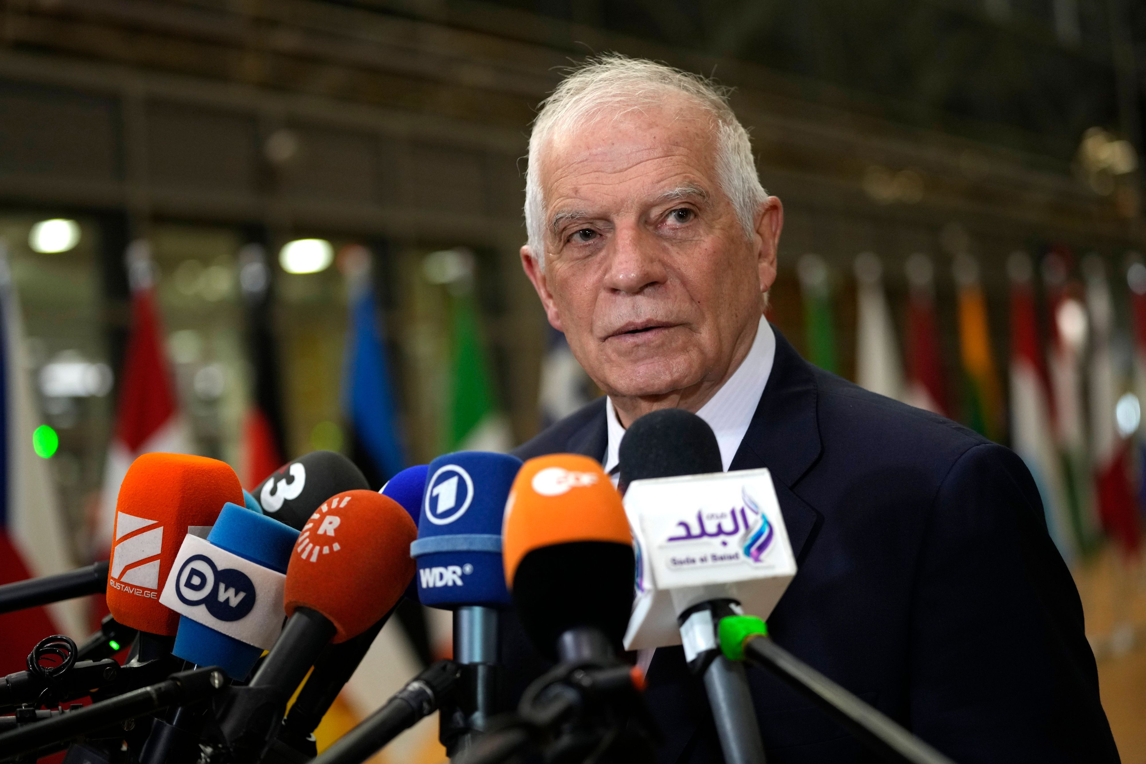 Der Chef der Außenpolitik der Europäischen Union, Josep Borrell, spricht bei seiner Ankunft zu einem Treffen der EU-Außenminister im Gebäude des Europäischen Rates in Brüssel.