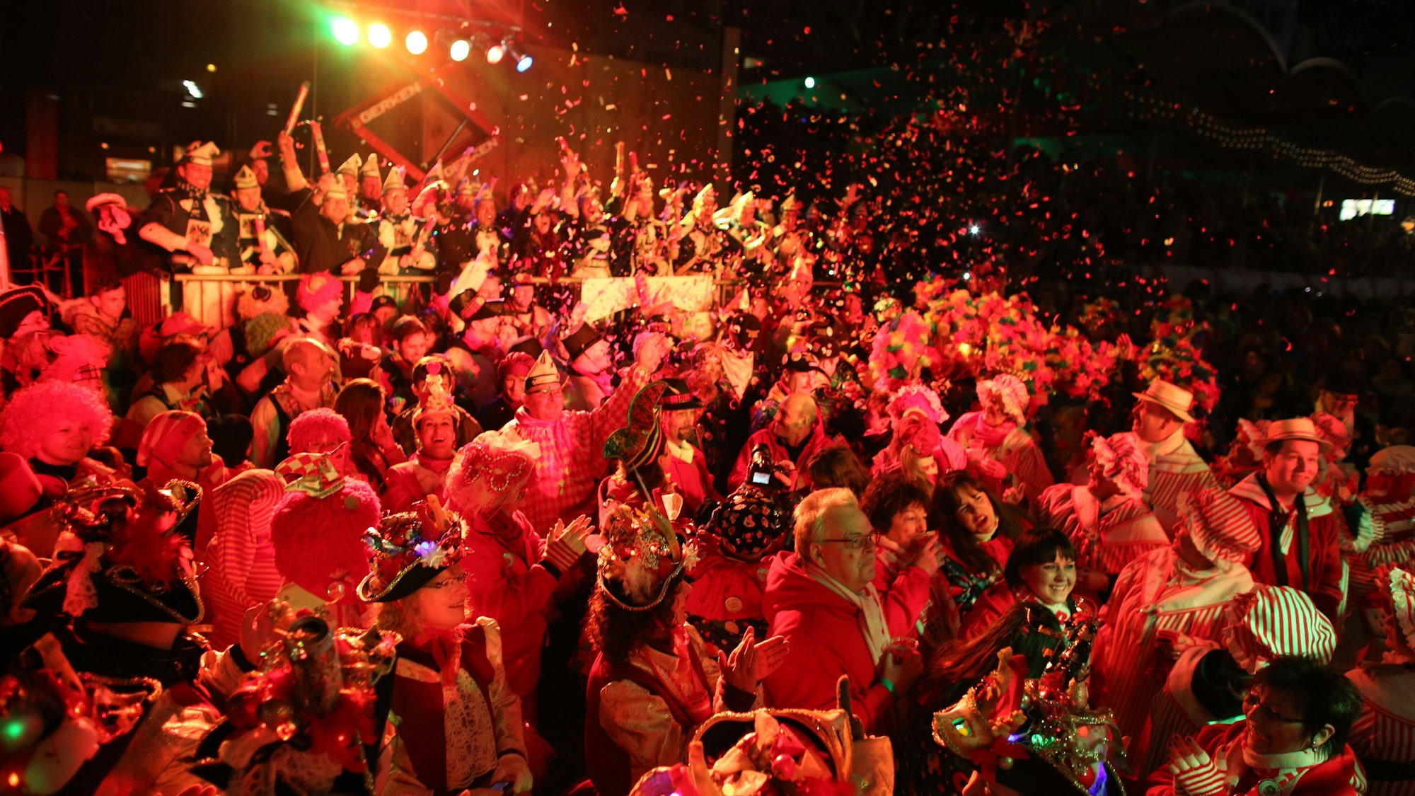 Dunkelheit und bunte Lichter: Beim Sternmarsch ziehen die Veedelsvereine auf den Alter Markt. Die Bläck Fööss sind Stammgäste.