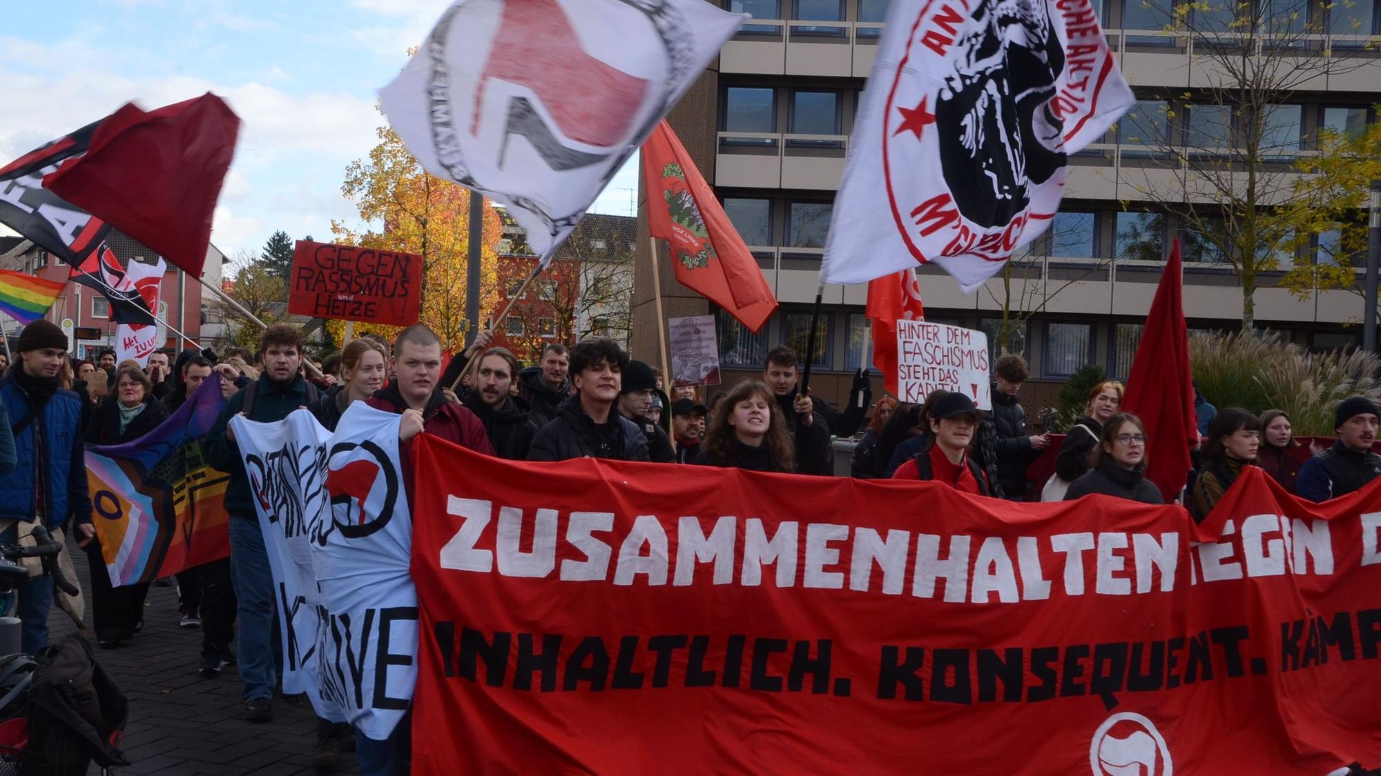 Demonstrierende mit Bannern und Plakaten