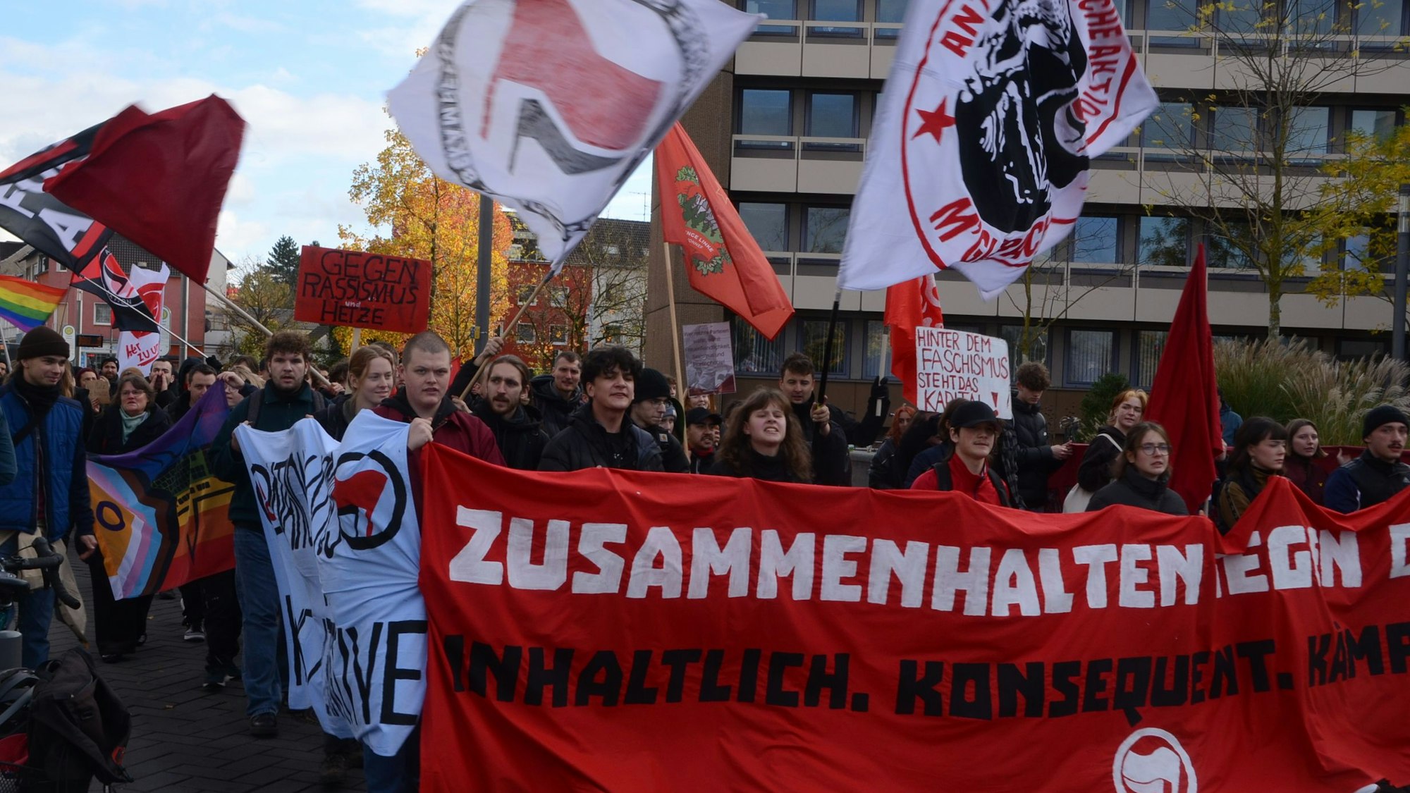 Demonstrierende mit Bannern und Plakaten