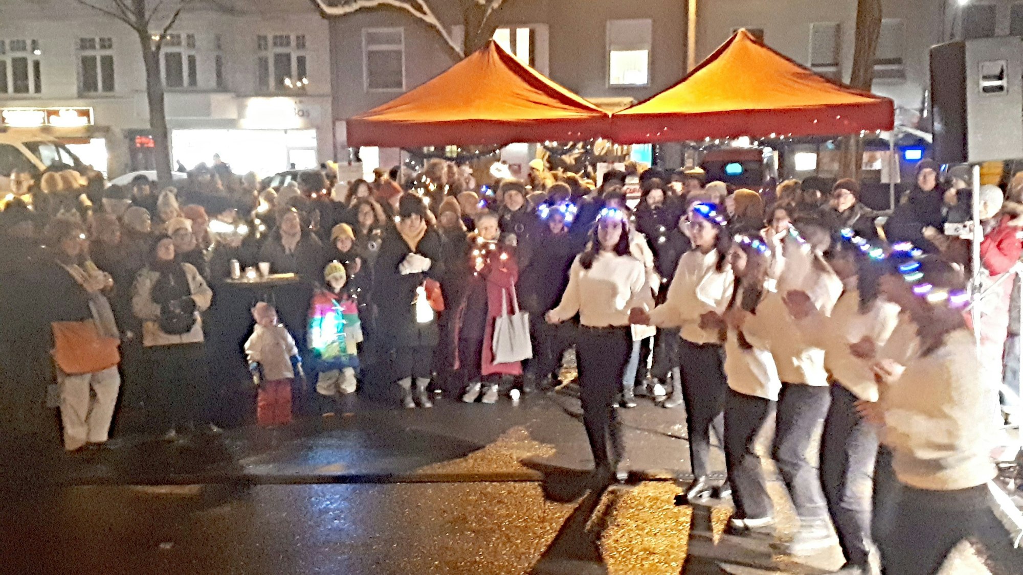 Eine Tanzgruppe vor der Menge.