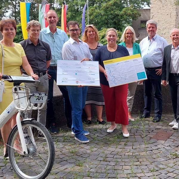 Das Foto zeigt Vertreter von Kreisen und Kommunen bei einem Treffen zu den Pendlerrouten.
