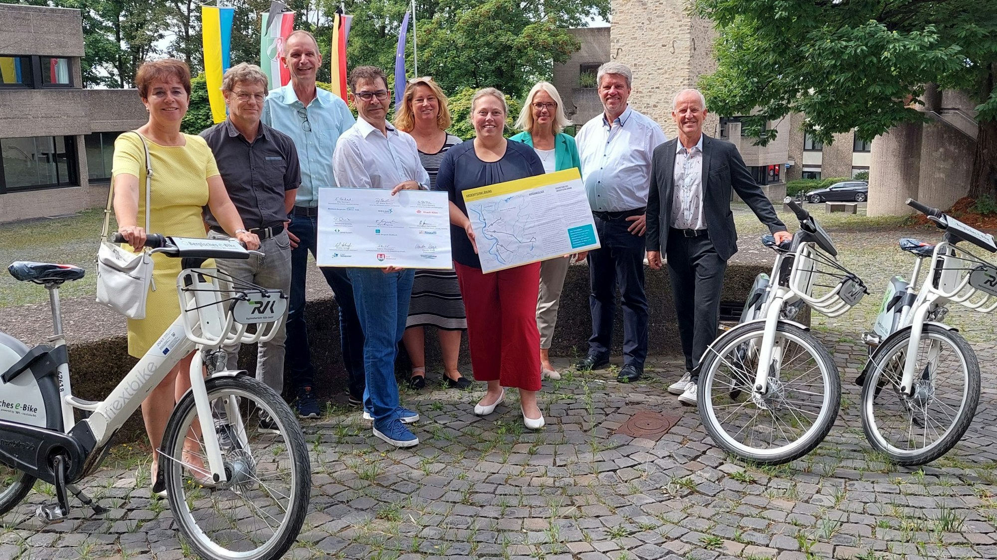 Das Foto zeigt Vertreter von Kreisen und Kommunen bei einem Treffen zu den Pendlerrouten.