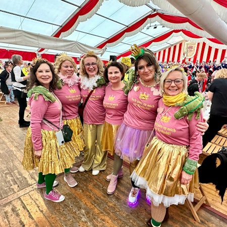 Eine Frauengruppe steht in der Reihe.