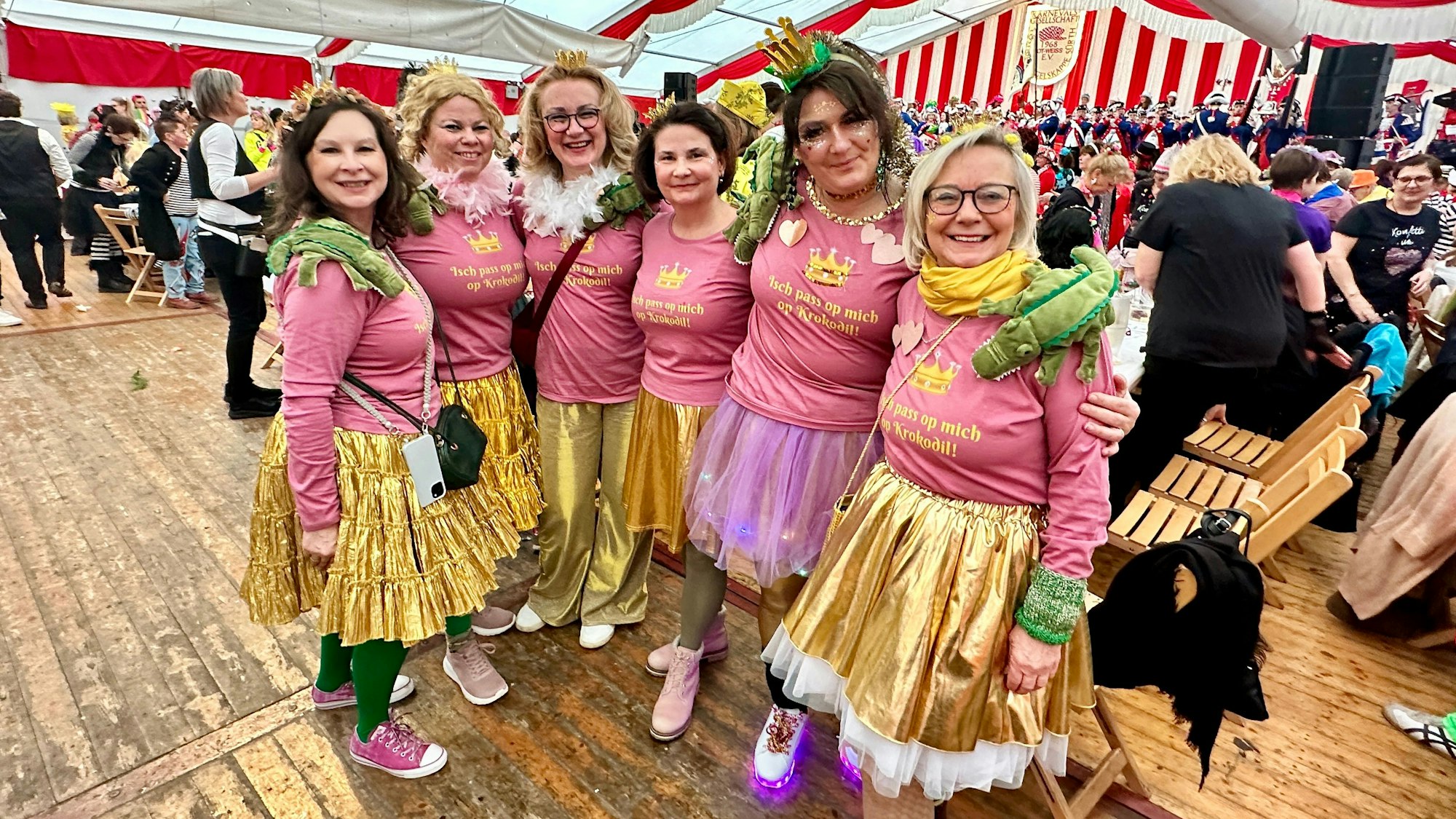 Eine Frauengruppe steht in der Reihe.