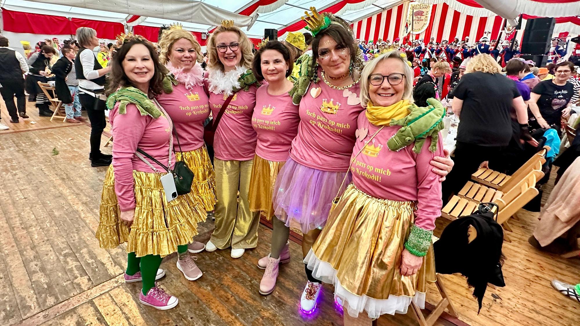 Eine Frauengruppe steht in der Reihe.