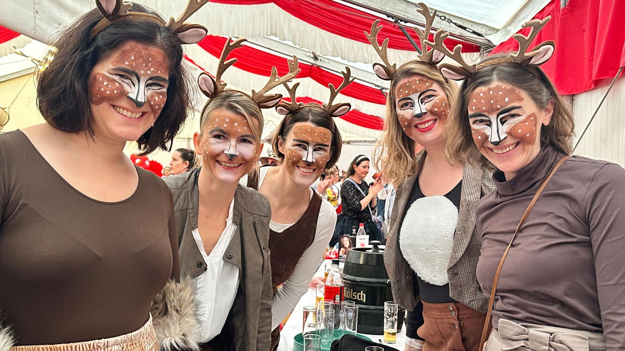 Eine Gruppe kostümierter Frauen.