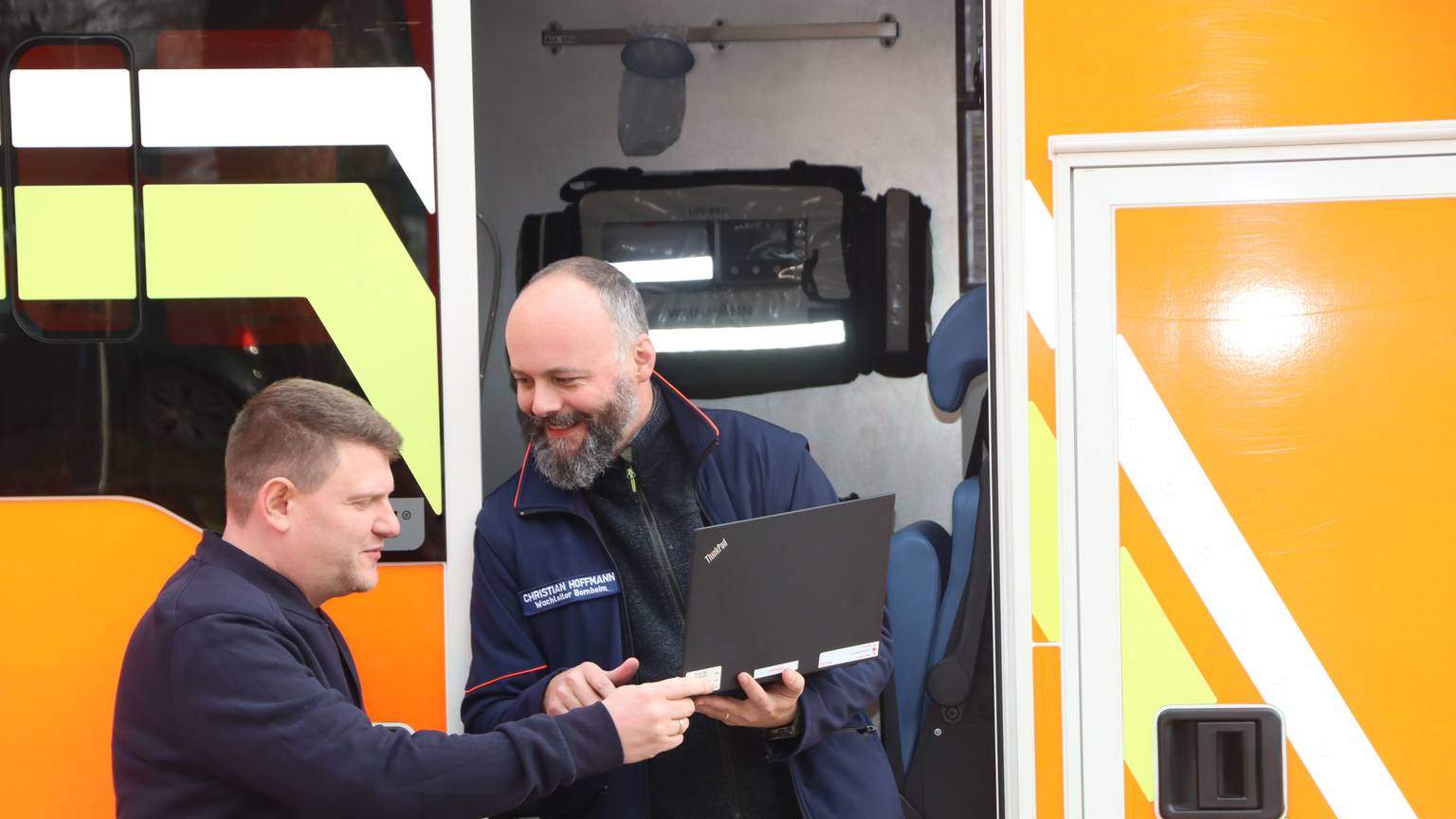 Der Leiter der Malteser-Rettungswache Bornheim Christian Hoffmann (r.) im Gespräch mit seinem Stellvertreter Alessandro Cortese.