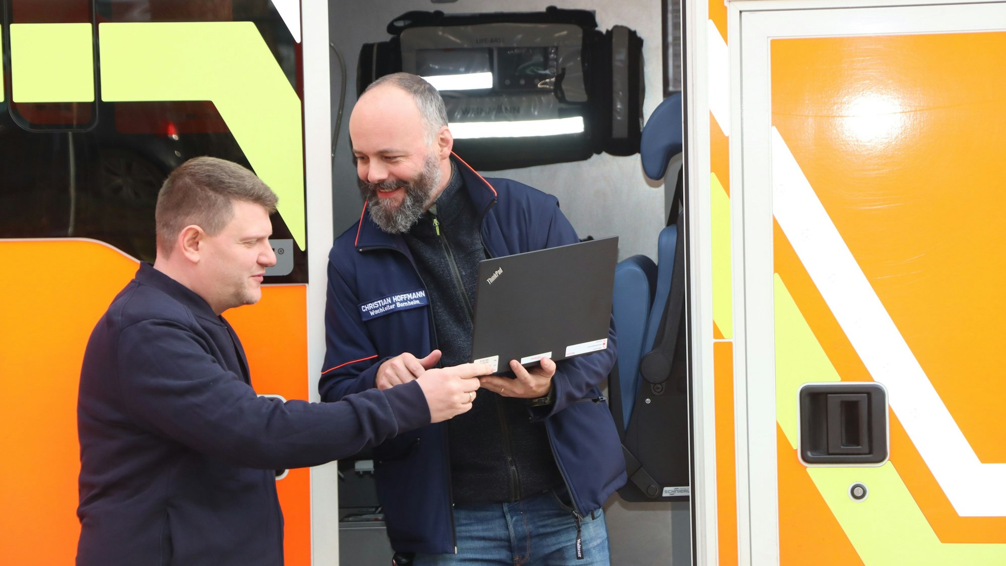 Der Leiter der Malteser-Rettungswache Bornheim Christian Hoffmann (r.) im Gespräch mit seinem Stellvertreter Alessandro Cortese.