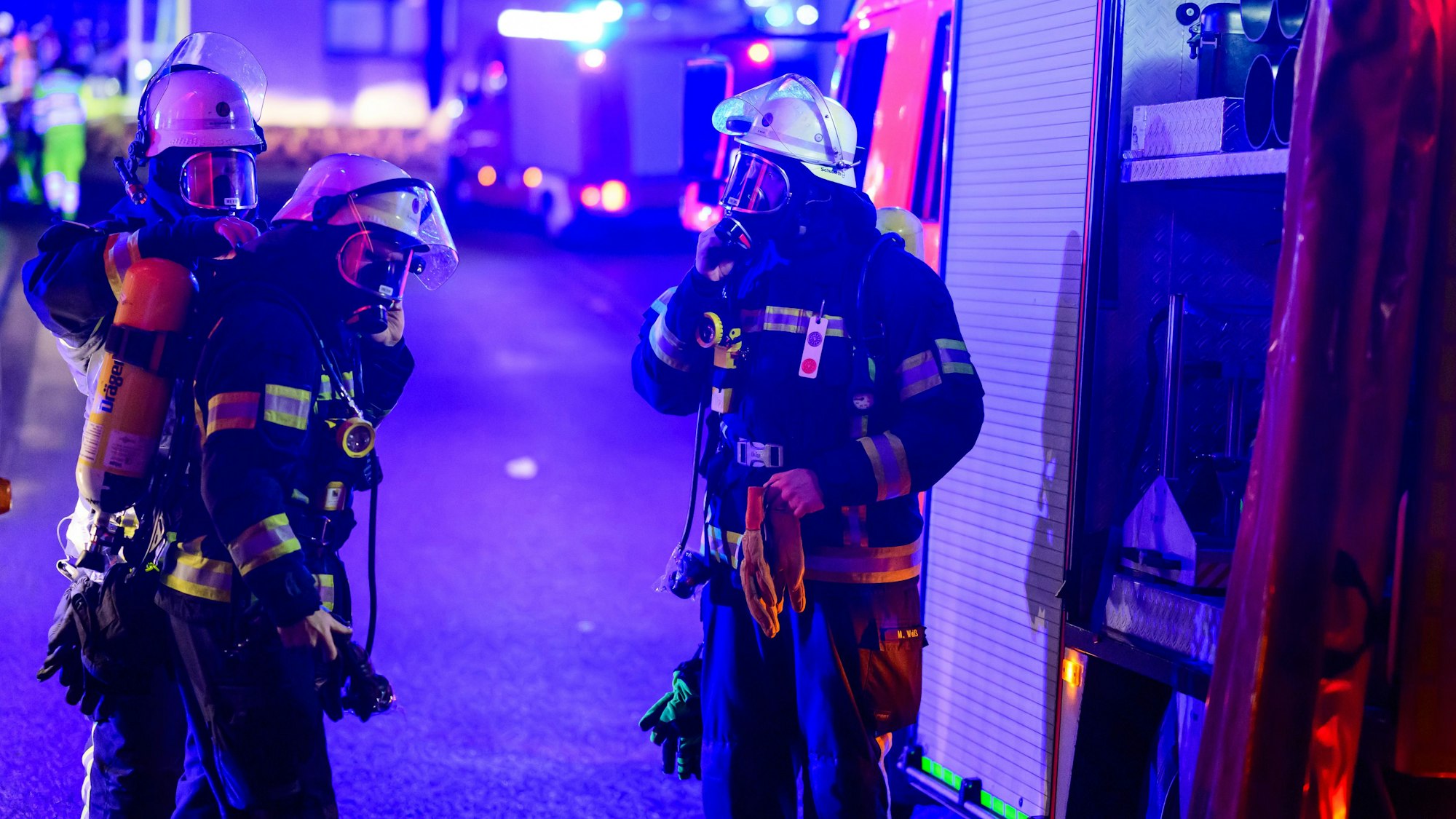 Ehrenamtliche Einsatzkräfte der Feuerwehr arbeiten bei einem Brand unter Atemschutz.
