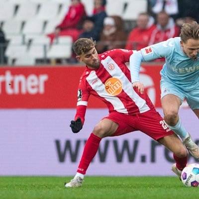 Vorerst letzter Einsatz für den 1. FC Köln: Mathias Olesen (r.) im Testspiel des FC bei Drittligist Rot-Weiss Essen.