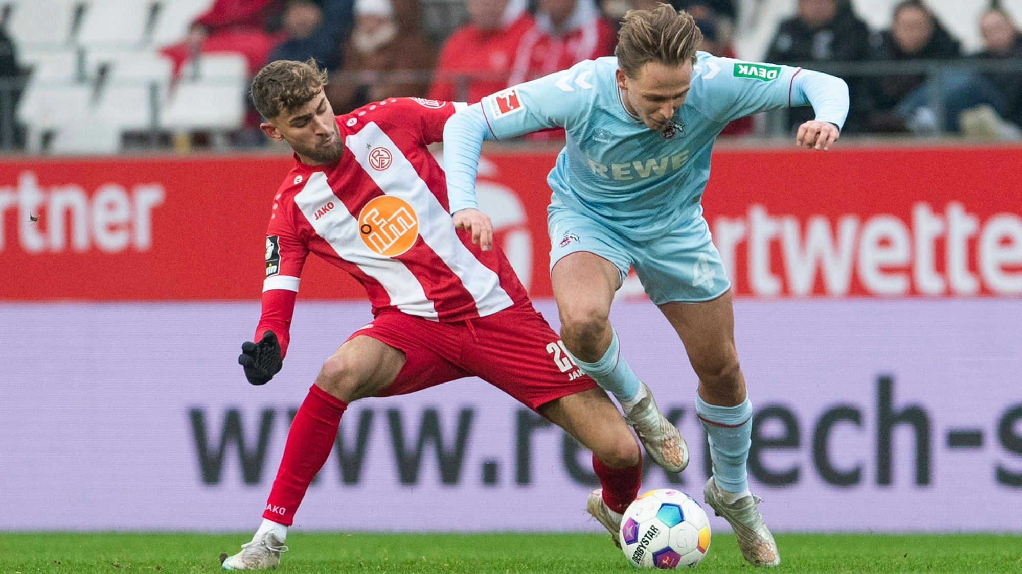 Vorerst letzter Einsatz für den 1. FC Köln: Mathias Olesen (r.) im Testspiel des FC bei Drittligist Rot-Weiss Essen.