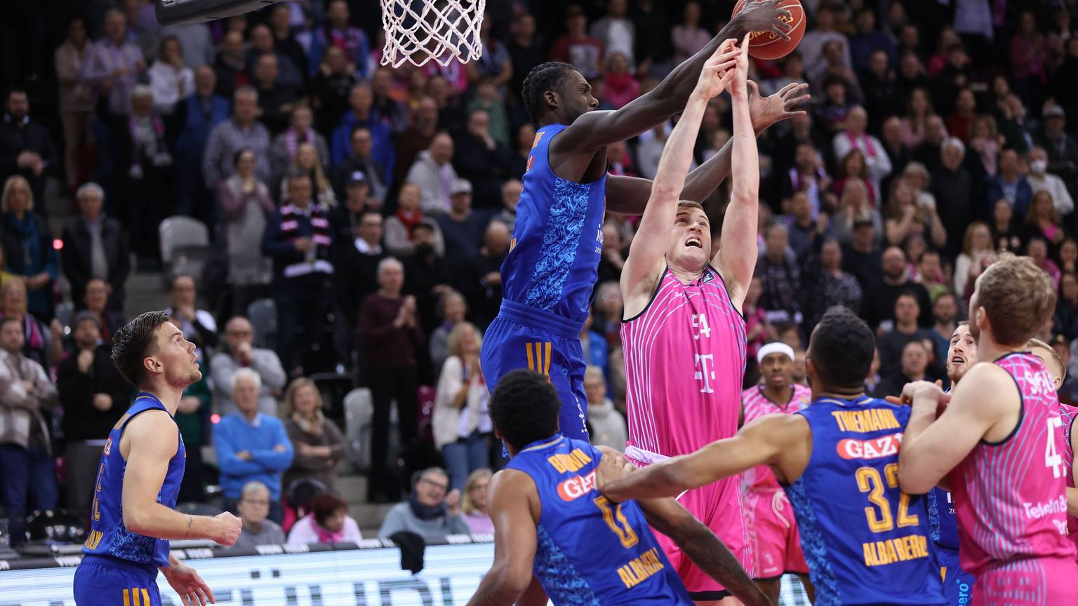 Thomas Kennedy war gegen Berlin Bonner Topscorer. Er musste dabei gegen 2,21-Meter-Mann Khalifa Koumadje um die Rebounds kämpfen.