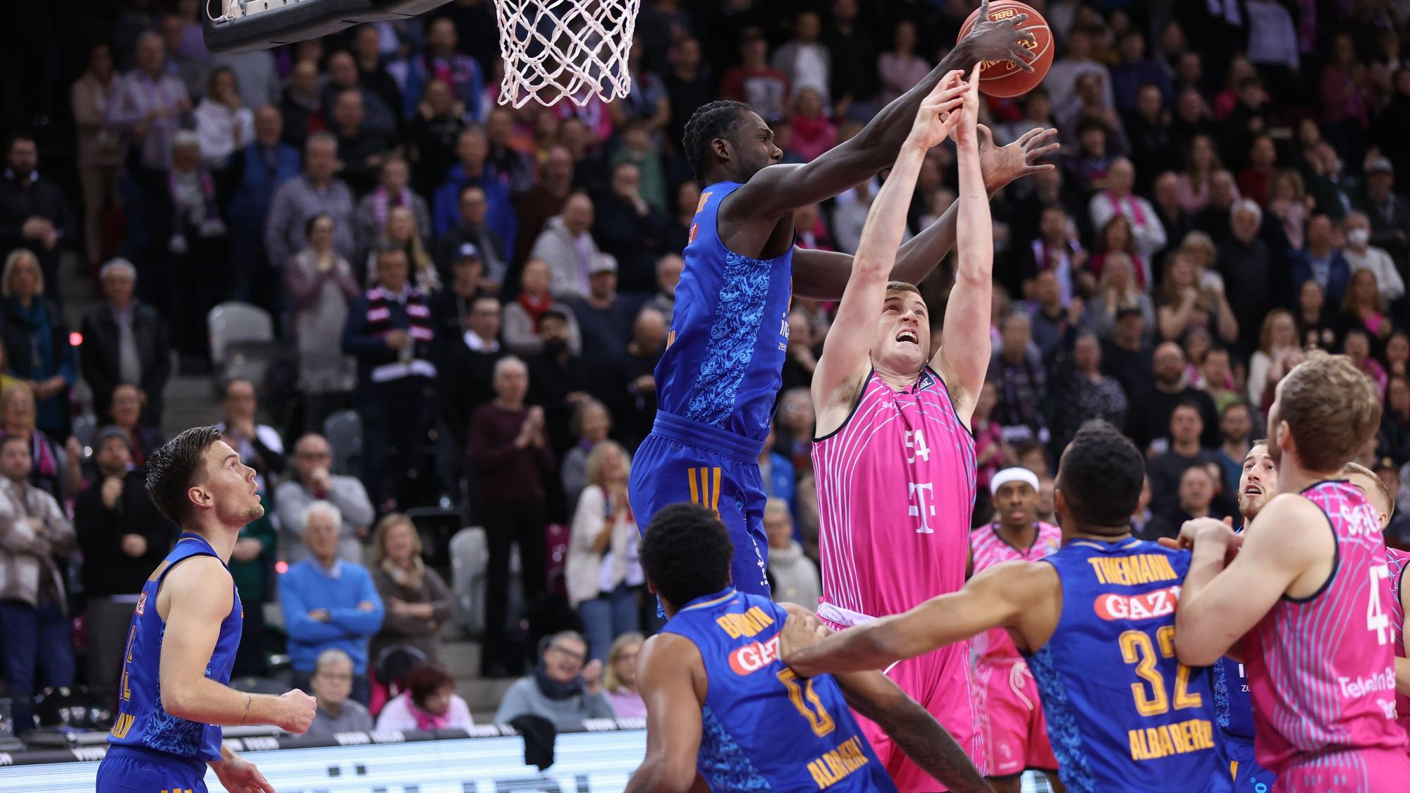 Thomas Kennedy war gegen Berlin Bonner Topscorer. Er musste dabei gegen 2,21-Meter-Mann Khalifa Koumadje um die Rebounds kämpfen.