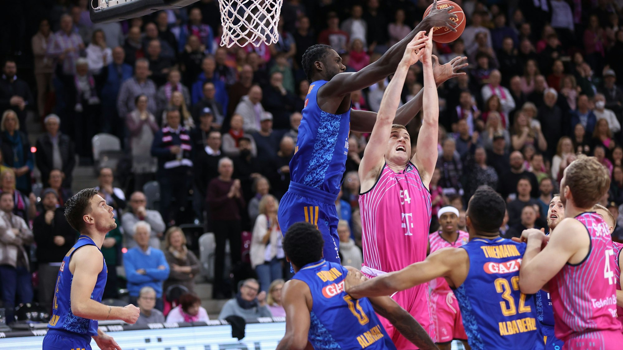 Thomas Kennedy war gegen Berlin Bonner Topscorer. Er musste dabei gegen 2,21-Meter-Mann Khalifa Koumadje um die Rebounds kämpfen.