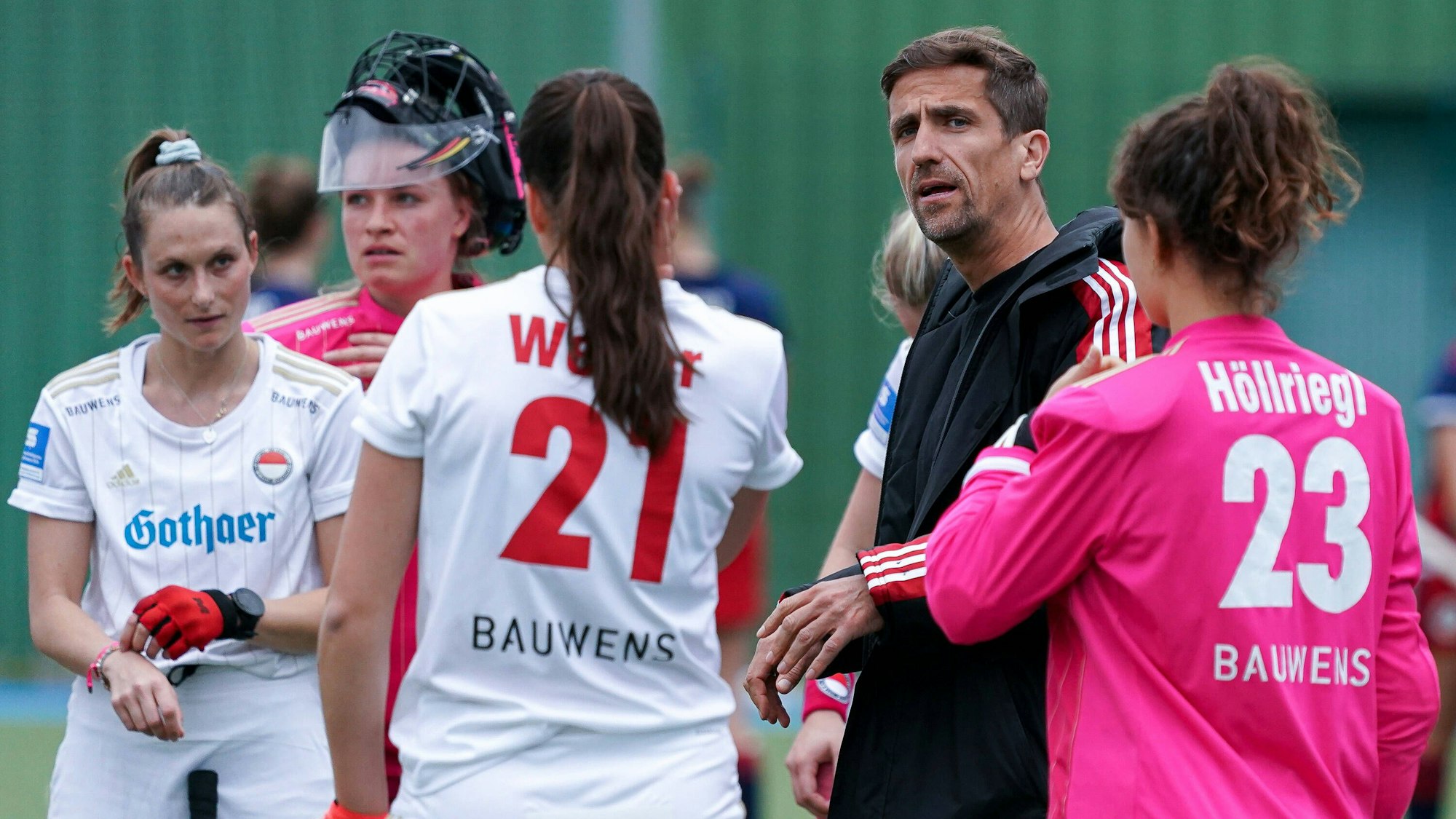 v.li.: Cecile Pieper KTHC, 29, Julia Sonntag geb. Ciupka, Torwart, KTHC, 1, Maja Weber KTHC, 21, Markus Lonnes Trainer, Cheftrainer, KTHC, Lisa Höllriegl Torwart, KTHC, 23, Spielerinnen von Rot-Weiss Köln KTHC, im Gespräch, Besprechung, Teambesprechung, Mannschaftsbesprechung, Aktion, Action, Spielszene, 11.04.2021, Mannheim Deutschland, Hockey, 1. Bundesliga, Damen, Mannheimer HC - Rot-Weiss Köln *** from left Cecile Pieper KTHC, 29 , Julia Sonntag ne Ciupka, goalkeeper, KTHC, 1 , Maja Weber KTHC, 21 , Markus Lonnes coach, head coach, KTHC , Lisa Höllriegl goalkeeper, KTHC, 23 , players of Rot Weiss Köln KTHC , talking, meeting, team meeting, team meeting, action, game scene, 11 04 2021, Mannheim Germany , Hockey, 1 Bundesliga, Women, Mannheimer HC Rot Weiss Köln xozx