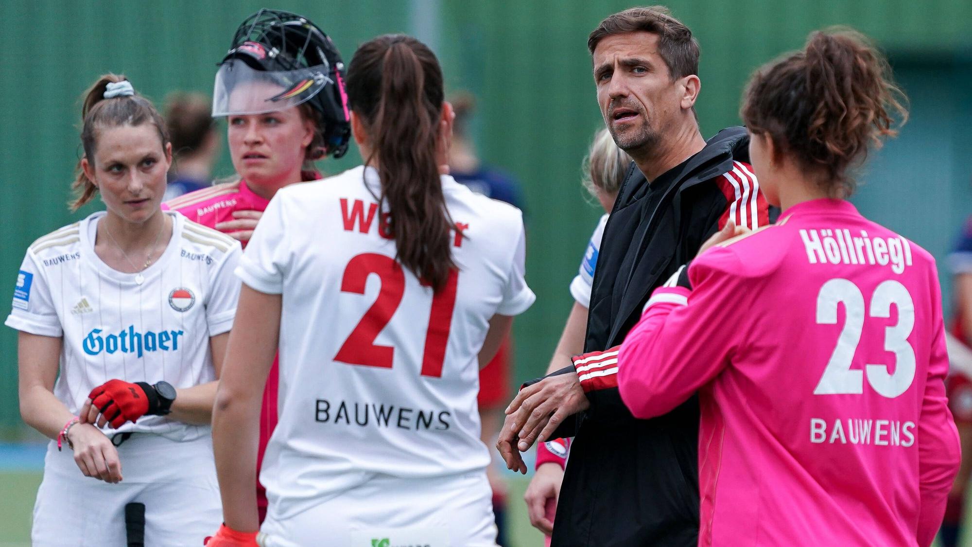 v.li.: Cecile Pieper KTHC, 29, Julia Sonntag geb. Ciupka, Torwart, KTHC, 1, Maja Weber KTHC, 21, Markus Lonnes Trainer, Cheftrainer, KTHC, Lisa Höllriegl Torwart, KTHC, 23, Spielerinnen von Rot-Weiss Köln KTHC, im Gespräch, Besprechung, Teambesprechung, Mannschaftsbesprechung, Aktion, Action, Spielszene, 11.04.2021, Mannheim Deutschland, Hockey, 1. Bundesliga, Damen, Mannheimer HC - Rot-Weiss Köln *** from left Cecile Pieper KTHC, 29 , Julia Sonntag ne Ciupka, goalkeeper, KTHC, 1 , Maja Weber KTHC, 21 , Markus Lonnes coach, head coach, KTHC , Lisa Höllriegl goalkeeper, KTHC, 23 , players of Rot Weiss Köln KTHC , talking, meeting, team meeting, team meeting, action, game scene, 11 04 2021, Mannheim Germany , Hockey, 1 Bundesliga, Women, Mannheimer HC Rot Weiss Köln xozx
