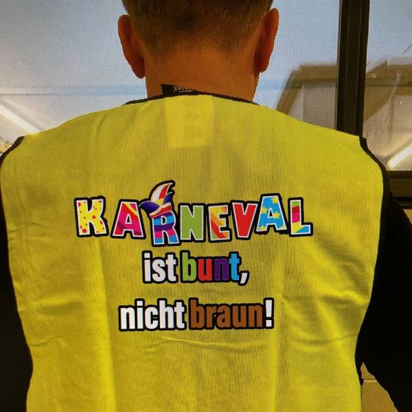 In Oberberg sollen bei den Karnevalsumzügen alle Wagenengel diese Warnwesten tragen: „Karneval ist bunt, nicht braun!“. Die Idee zu diesem Zeichen gegen rechtes Gedankengut stammt aus der Waldbröler Ortschaft Schönenbach. Unser Foto zeigt die Weste von hinten.