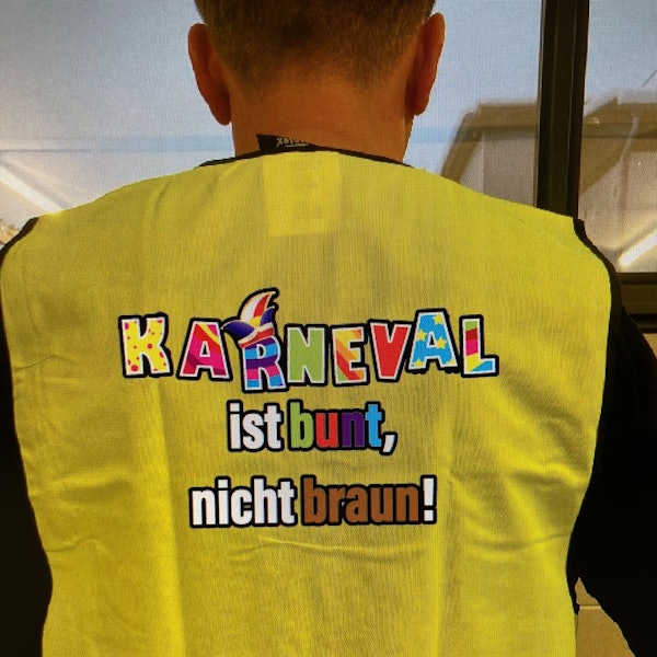 In Oberberg sollen bei den Karnevalsumzügen alle Wagenengel diese Warnwesten tragen: „Karneval ist bunt, nicht braun!“. Die Idee zu diesem Zeichen gegen rechtes Gedankengut stammt aus der Waldbröler Ortschaft Schönenbach. Unser Foto zeigt die Weste von hinten.