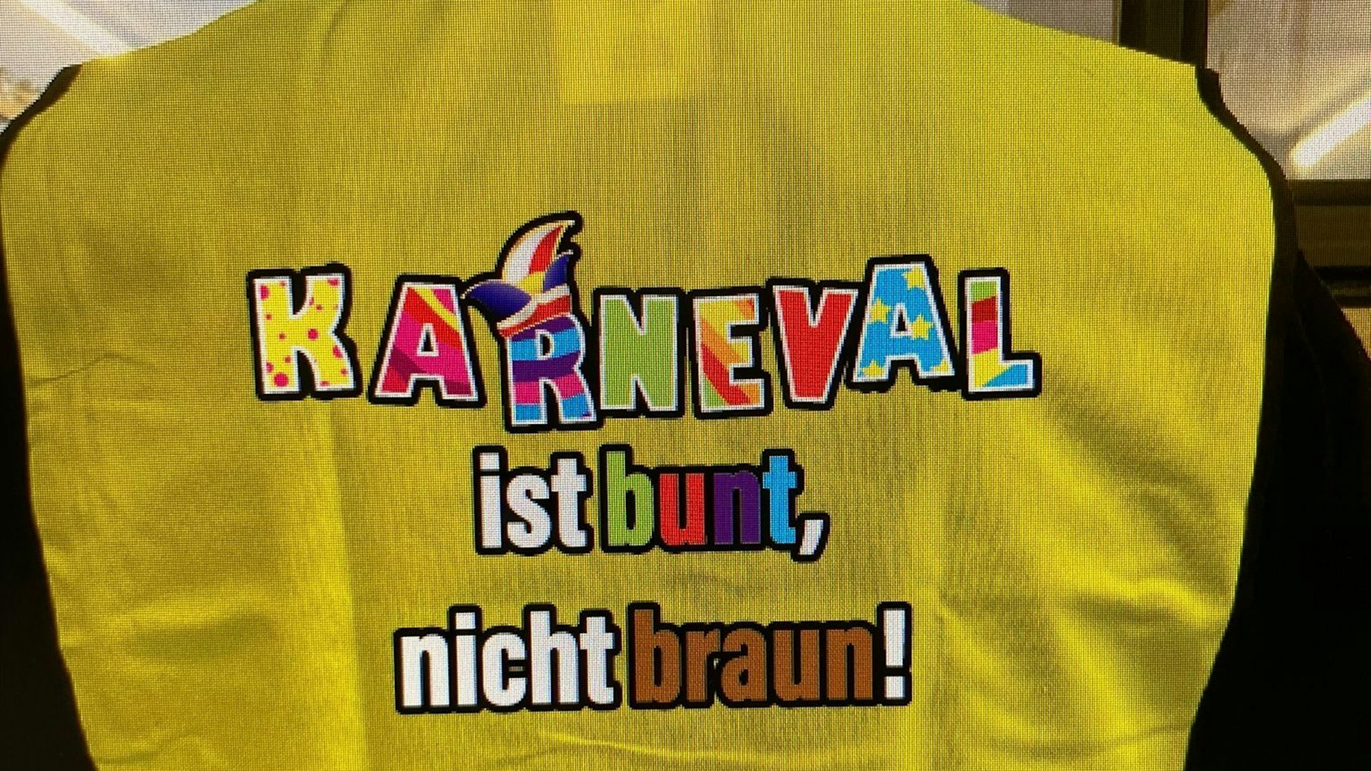 In Oberberg sollen bei den Karnevalsumzügen alle Wagenengel diese Warnwesten tragen: „Karneval ist bunt, nicht braun!“. Die Idee zu diesem Zeichen gegen rechtes Gedankengut stammt aus der Waldbröler Ortschaft Schönenbach. Unser Foto zeigt die Weste von hinten.