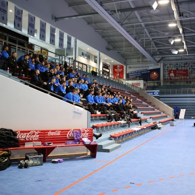 Ein Blick auf die Tribüne der Schwalbe-Arena, wo die besten deutschen Schiedsrichtergespanne Platz genommen haben.