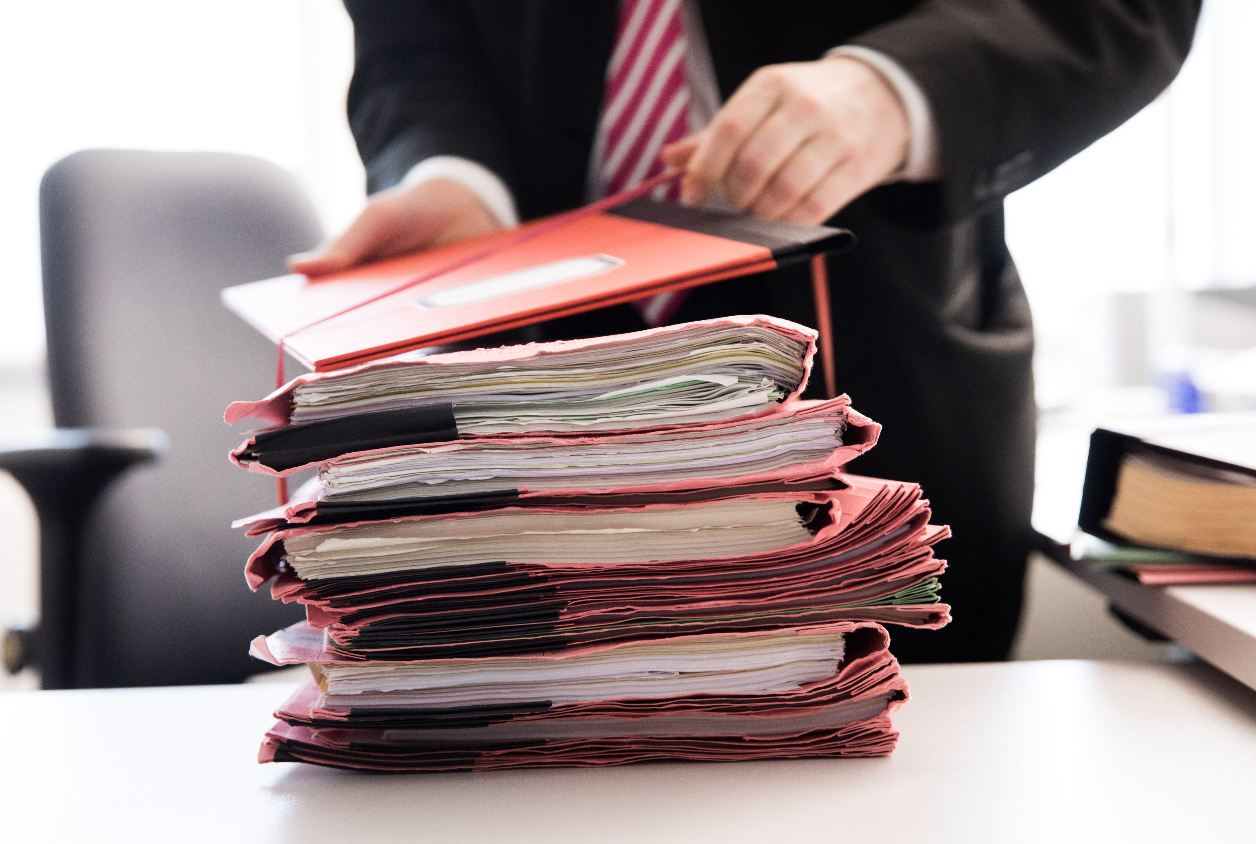 Vor dem Amtsgericht in Waldbröl musste sich jetzt ein 21-Jähriger aus Reichshof verantworten, weil am Steuer seines Wagens eingeschlafen war und einen Unfall verursacht hatte. Das Foto zeigt einen Stapel von Gerichtsakten.