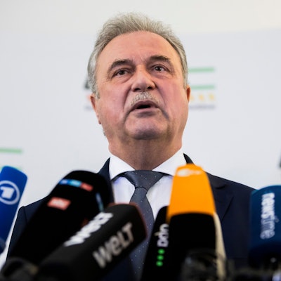 22.01.2024, Berlin: Claus Weselsky, Vorsitzender der Gewerkschaft Deutscher Lokomotivführer (GDL), spricht bei einer Pressekonferenz in die Mikrofone mehrerer TV- und Radiostationen.