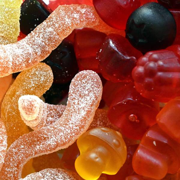 Pilz-Fruchtgummi der Forest Gum GmbH liegt bei der Internationalen Süßwarenmesse auf einem Tisch.
