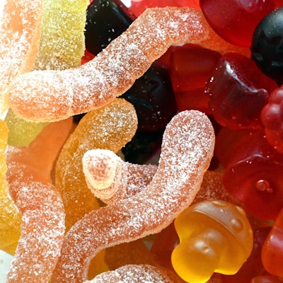 Pilz-Fruchtgummi der Forest Gum GmbH liegt bei der Internationalen Süßwarenmesse auf einem Tisch.