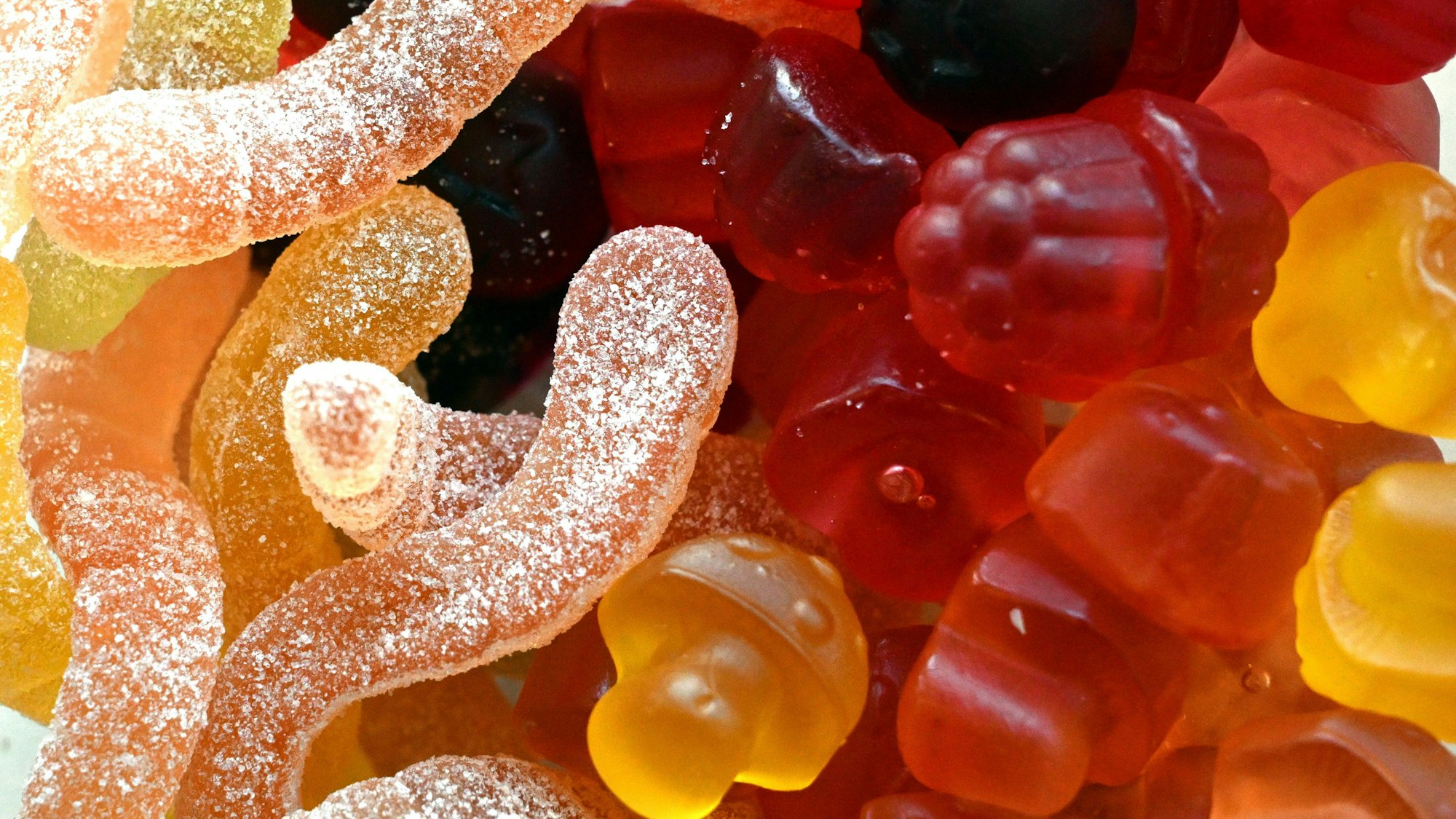 Pilz-Fruchtgummi der Forest Gum GmbH liegt bei der Internationalen Süßwarenmesse auf einem Tisch.