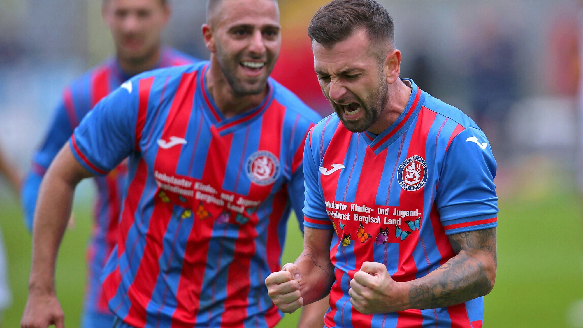 17.09.2022, Wuppertal, Stadion am Zoo, Regionalliga West, Fußball Herren, Saison 2022 2023, Wuppertaler SV SV Lippstadt 08: Kevin Pires-Rodrigues von Wuppertaler SV jubelt nach dem 2:0 Treffer mit Teamkollegen auf dem Spielfeld NRW Deutschland *** 17 09 2022, Wuppertal, Stadion am Zoo, Regionalliga West, soccer men, season 2022 2023, Wuppertaler SV SV Lippstadt 08 Kevin Pires Rodrigues of Wuppertaler SV cheers with teammates on the pitch after scoring 2 0 NRW Germany