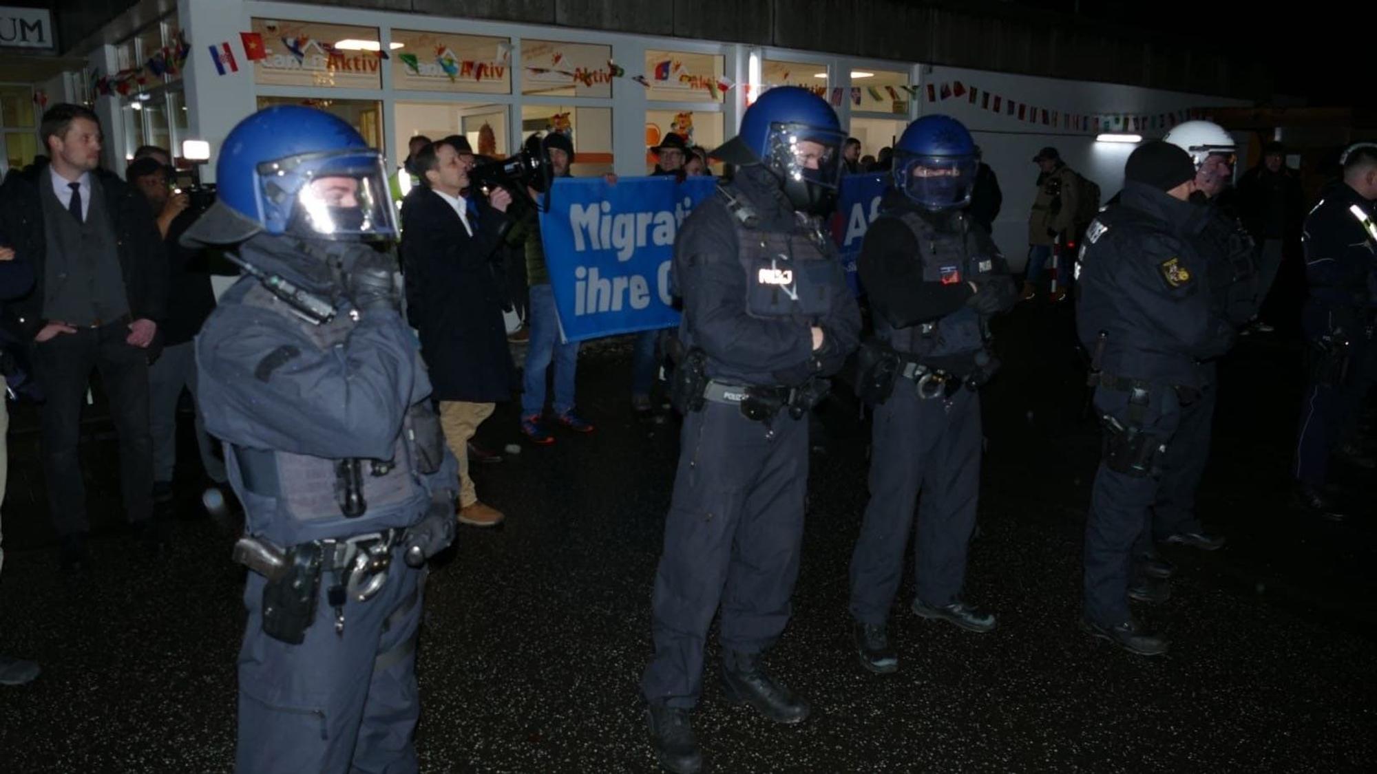 Als AfD-Bundestagsmitglied Roger Beckamp zum Megaphon griff, kam es zum Tumult. Polizisten stellten sich zwischen die Demonstranten und die Teilnehmer der AfD-Veranstaltung.