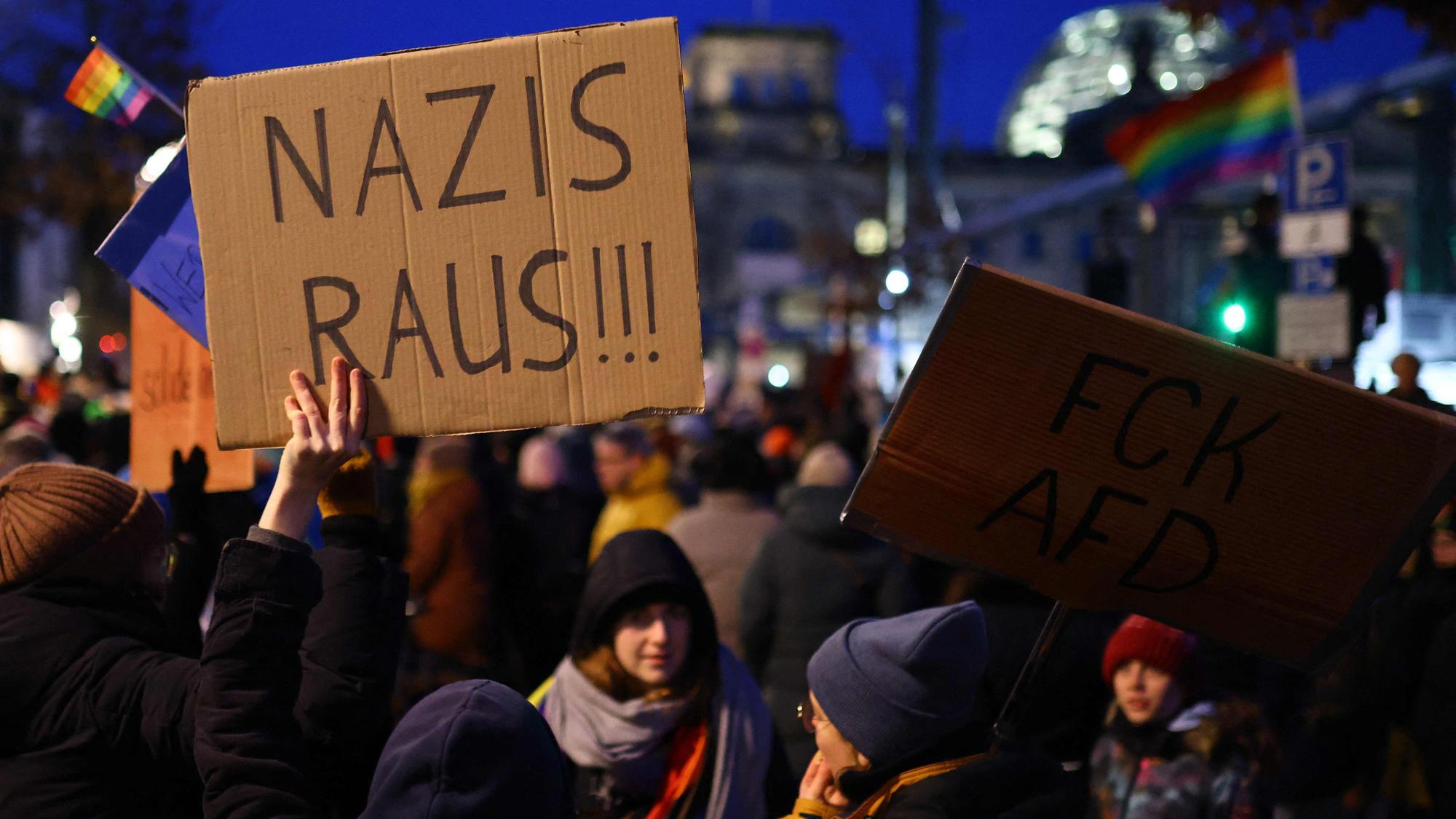 Ein Teilnehmer hält ein Plakat mit der Aufschrift „Nazis raus“ während einer Demonstration gegen Rassismus und rechtsextreme Politik hoch (Symbolbild). Wegen eines Plakates in Aachen ermittelt nun die Polizei.