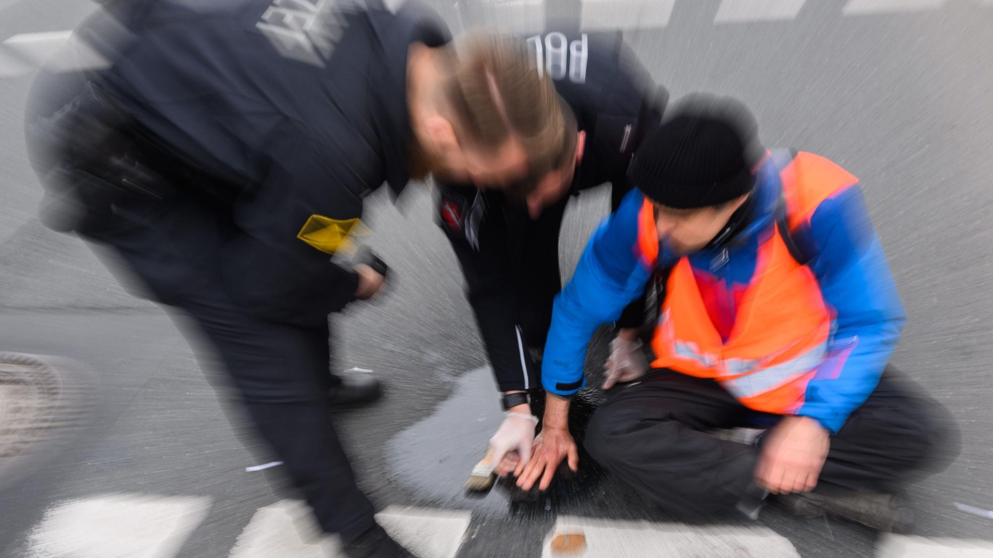 Vor wenigen Monaten noch ein fast alltägliches Bild: Ein Aktivist der Letzten Generation klebt sich auf der Straße fest.