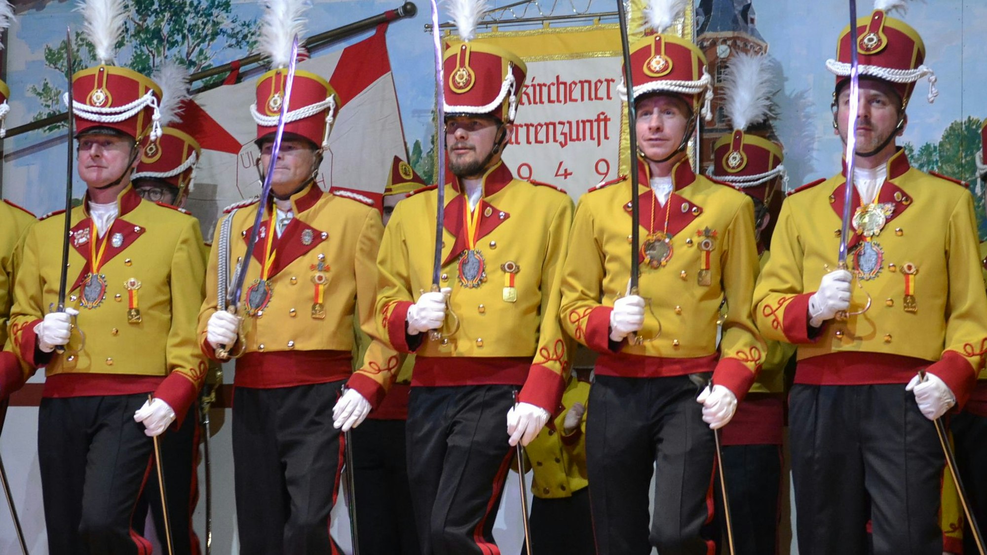 Tänzer des Corps der Euskirchener Narrenzunft bei ihrem Auftritt in der Miljöhsitzung in Ülpenich.