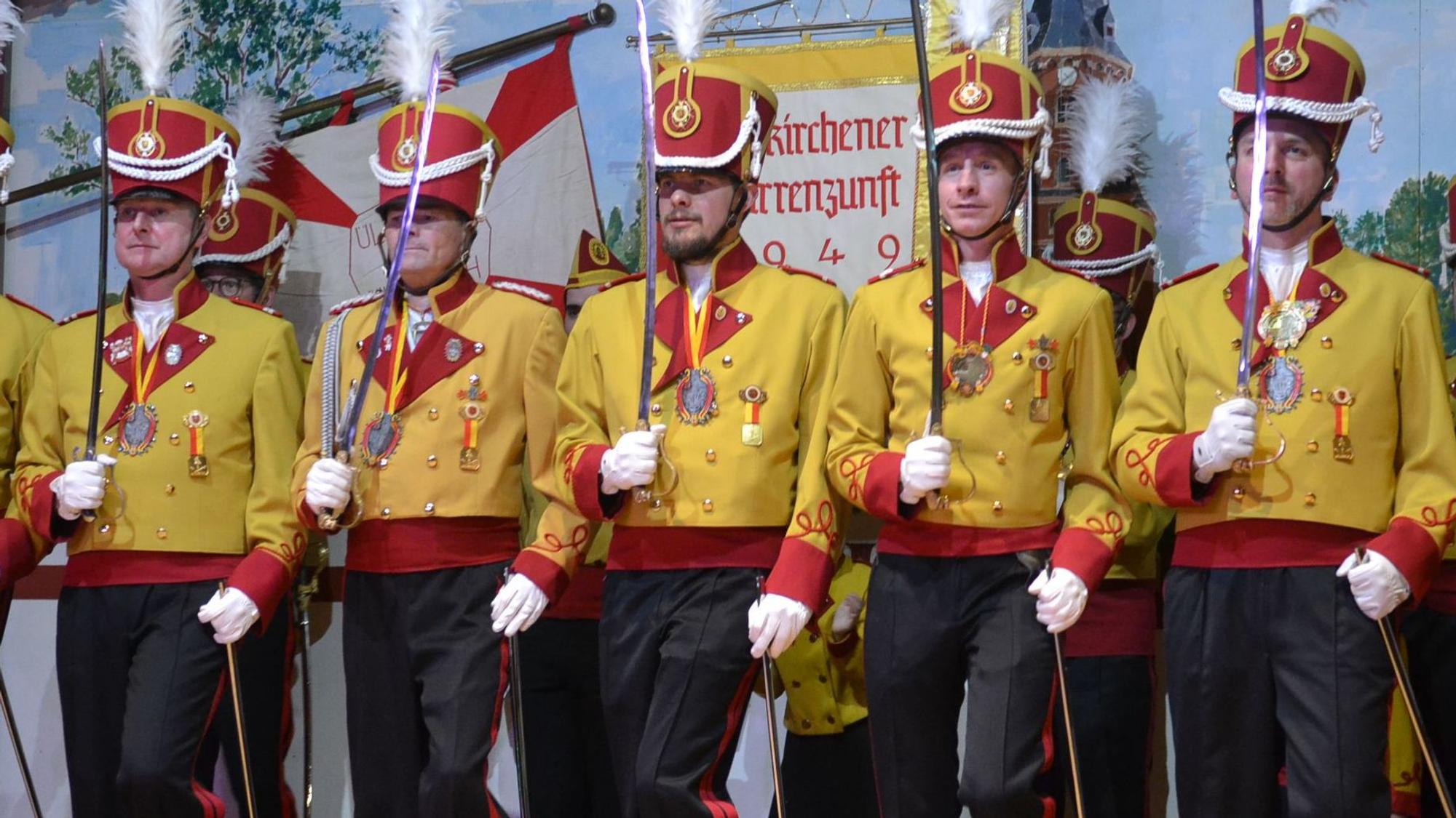 Tänzer des Corps der Euskirchener Narrenzunft bei ihrem Auftritt in der Miljöhsitzung in Ülpenich.