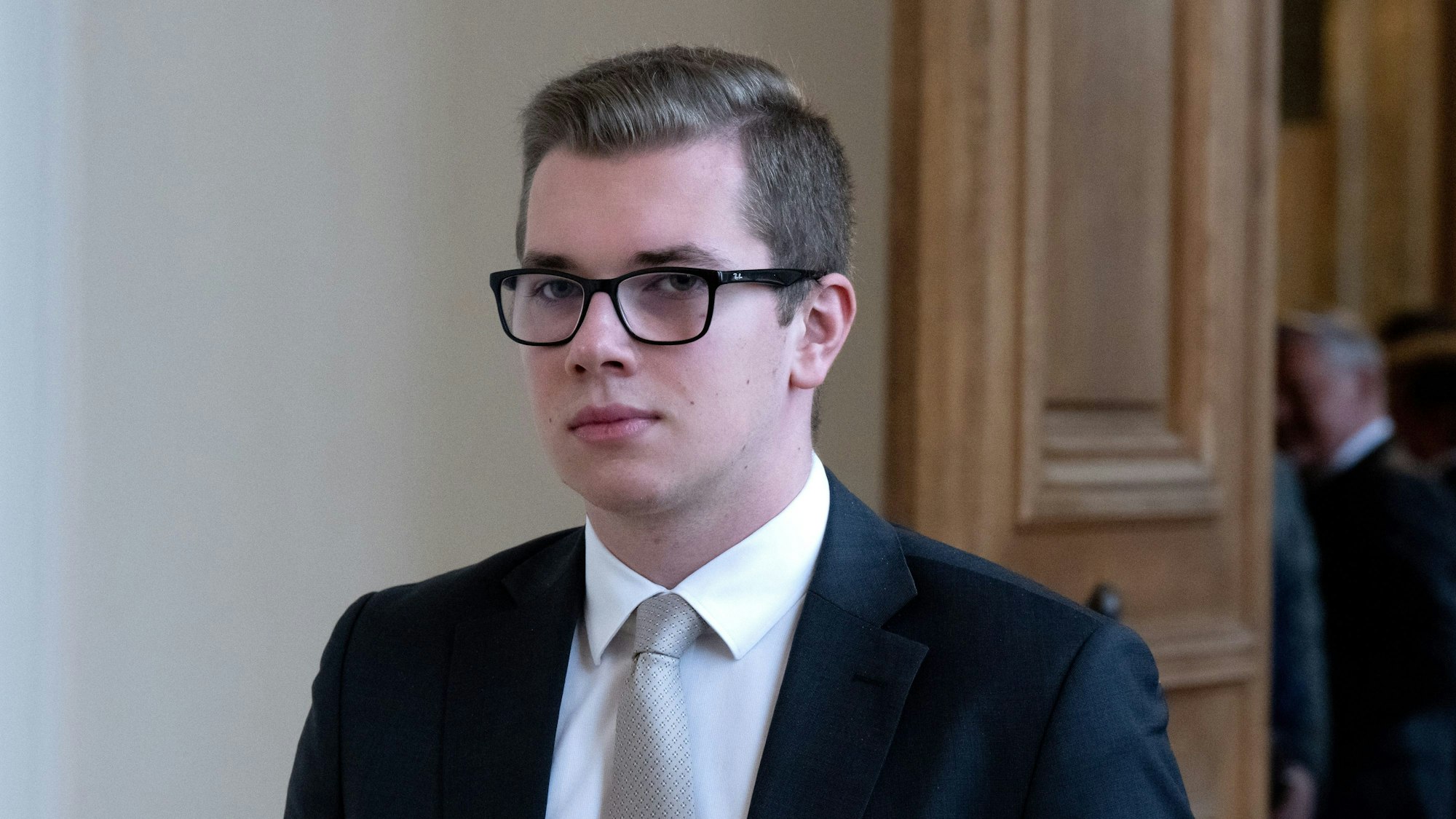 ARCHIV - 12.12.2023, Bayern, München: Daniel Halemba, AfD-Politiker, kommt im bayerischen Landtag zu einer Plenarsitzung. (Zu dpa «Fraktion: AfD-Abgeordneter Halemba legt Mandat nicht nieder») Foto: Sven Hoppe/dpa +++ dpa-Bildfunk +++