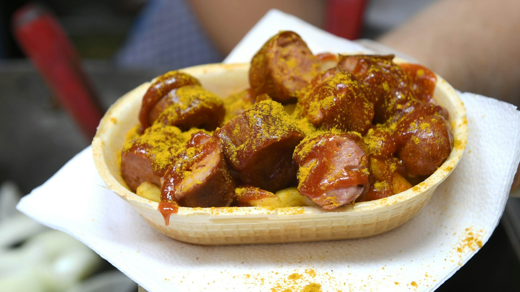 Eine Schale mit Currywurst. Der beliebte Imbiss ist Gegenstand von Korruptionsermittlungen in Hannover. (Symbolbild)