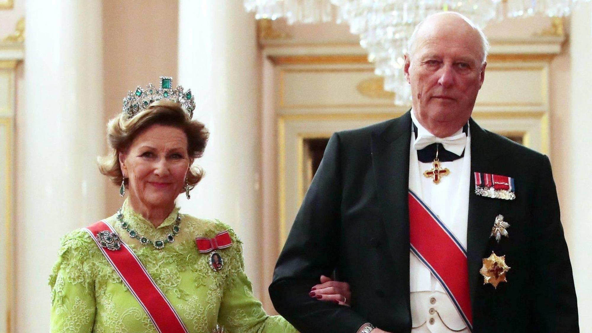König Harald V. und Königin Sonja (l) von Norwegen.