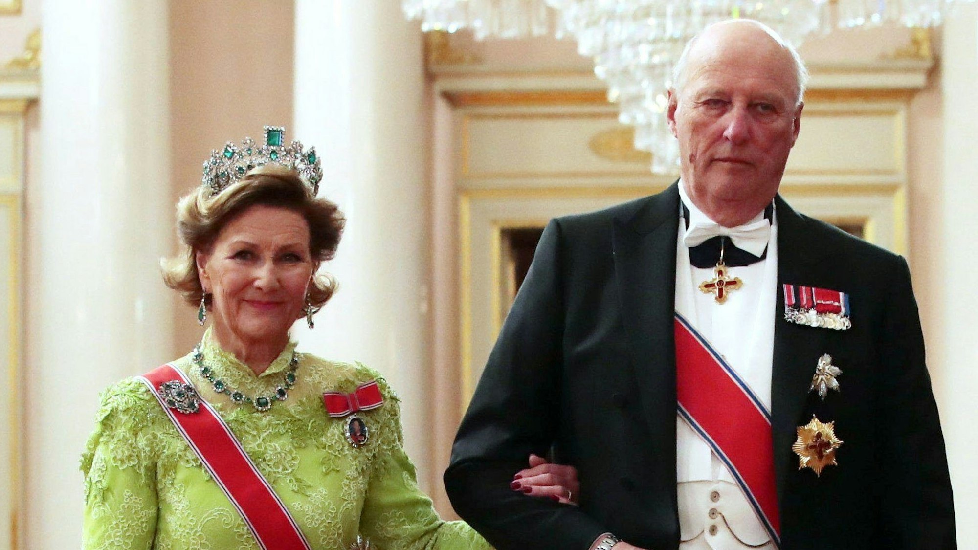 König Harald V. und Königin Sonja (l) von Norwegen.