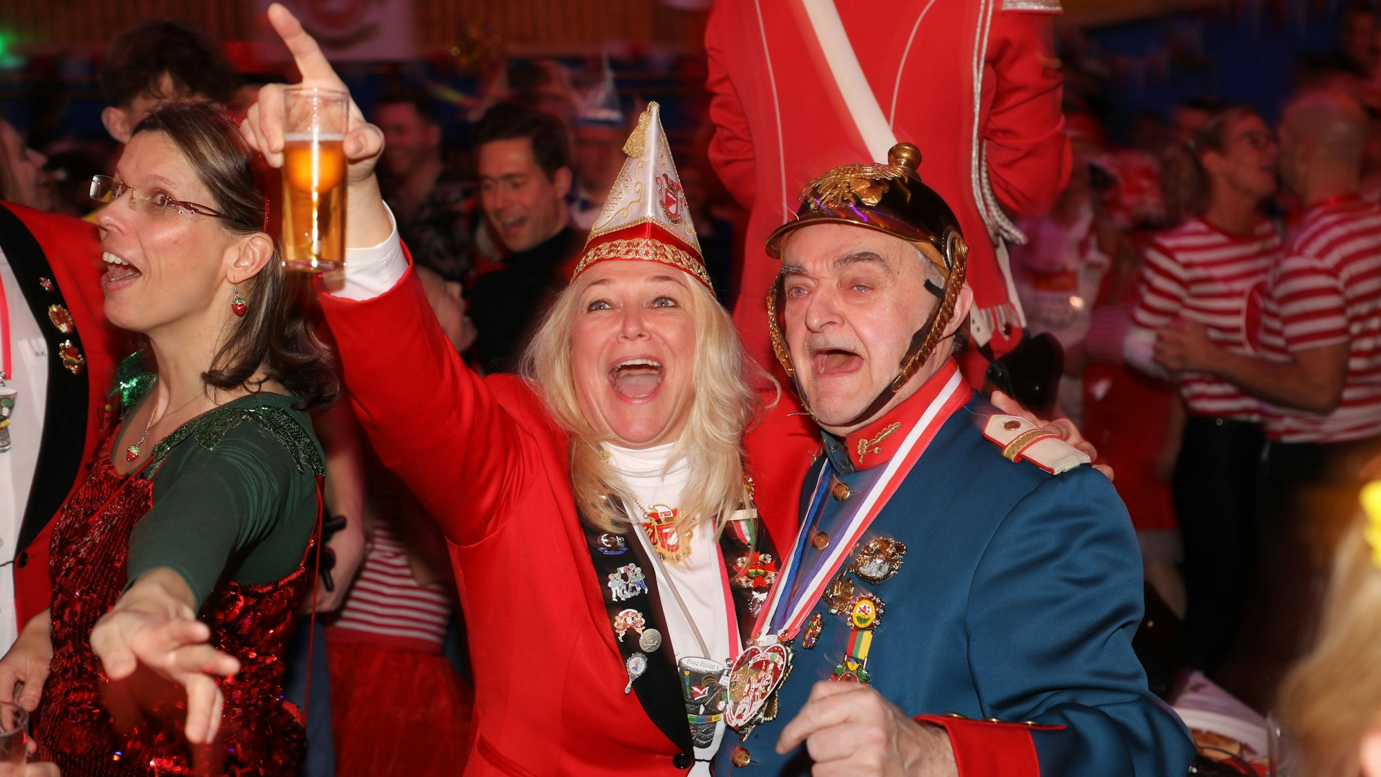NRW-Innenminister Herbert Reul und Tanja Paas vom Festkomitee der Karnevalsfreunde Oberodenthal feiern zusammen bei der Prunksitzung in Odenthal-Neschen.