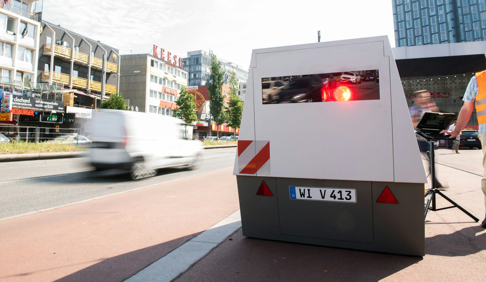 Ein Tempomessgerät steht während einer Pressevorführung an der Reeperbahn.