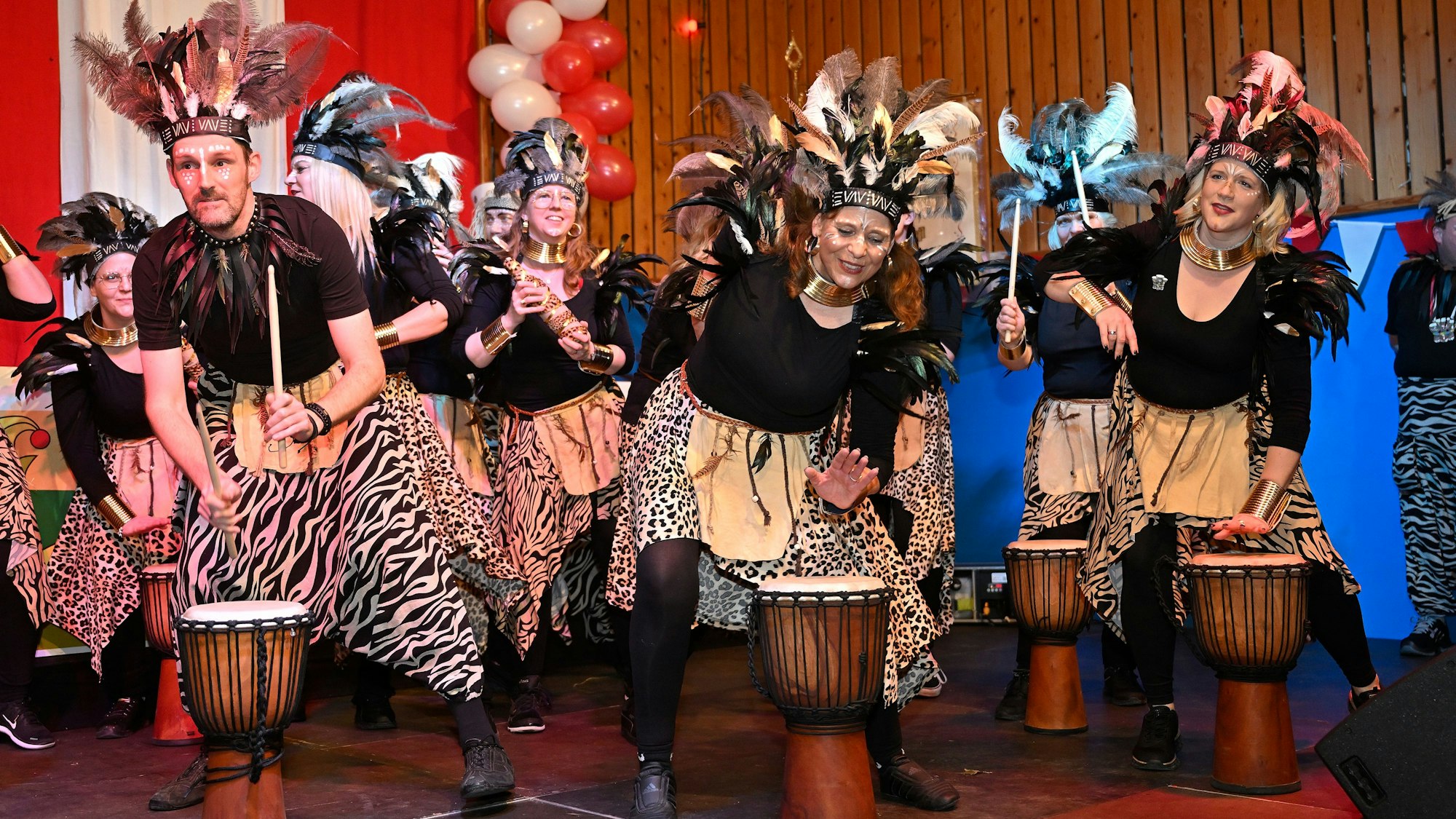 Als Afrikaner verkleidet machte das Gefolge des Oberodenthaler Dreigestirns kräftig Stimmung.