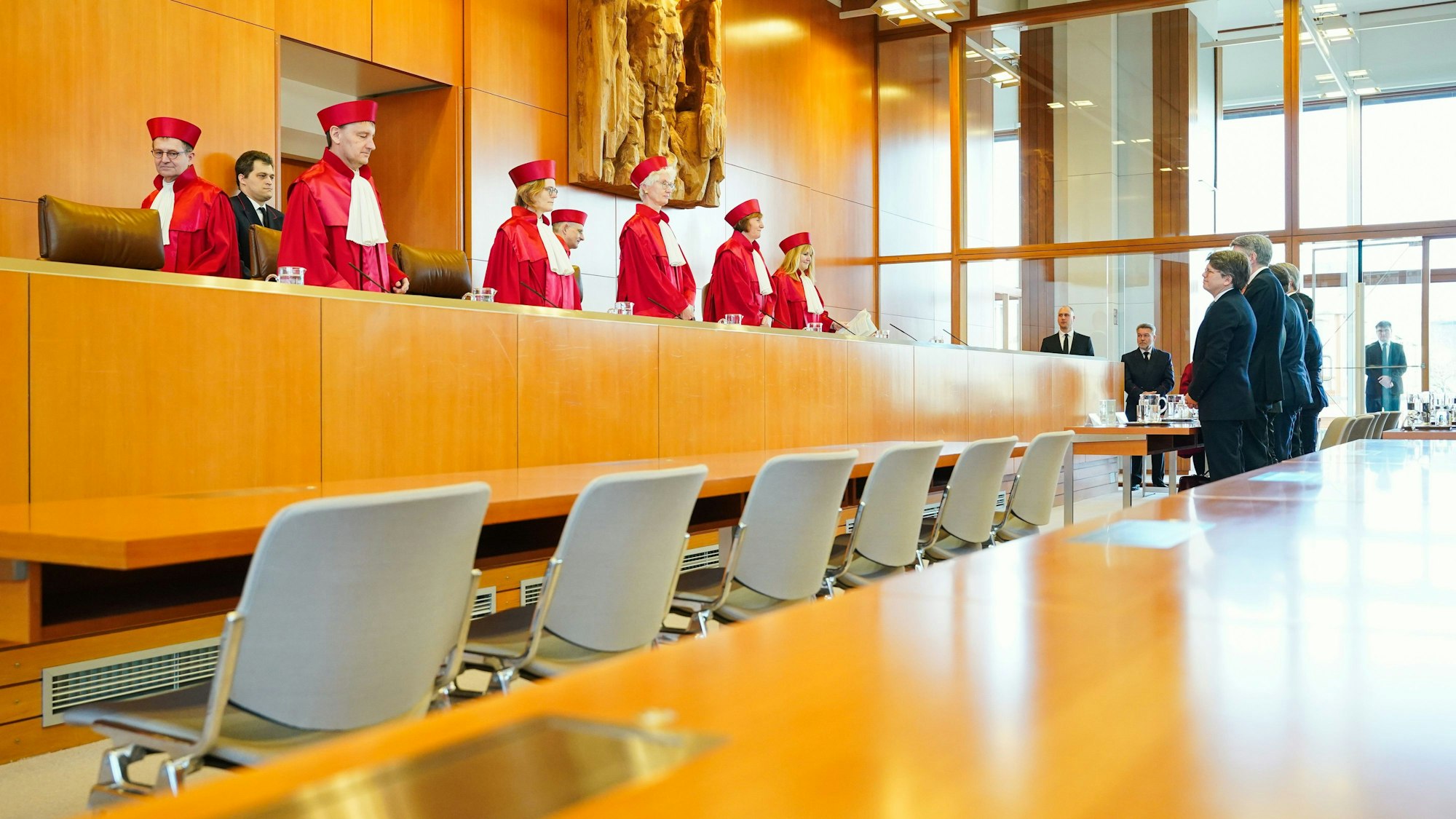 Die rechtsextreme NPD, die sich inzwischen Die Heimat nennt, wird von der staatlichen Parteienfinanzierung ausgeschlossen. Das hat das Bundesverfassungsgericht entschieden.