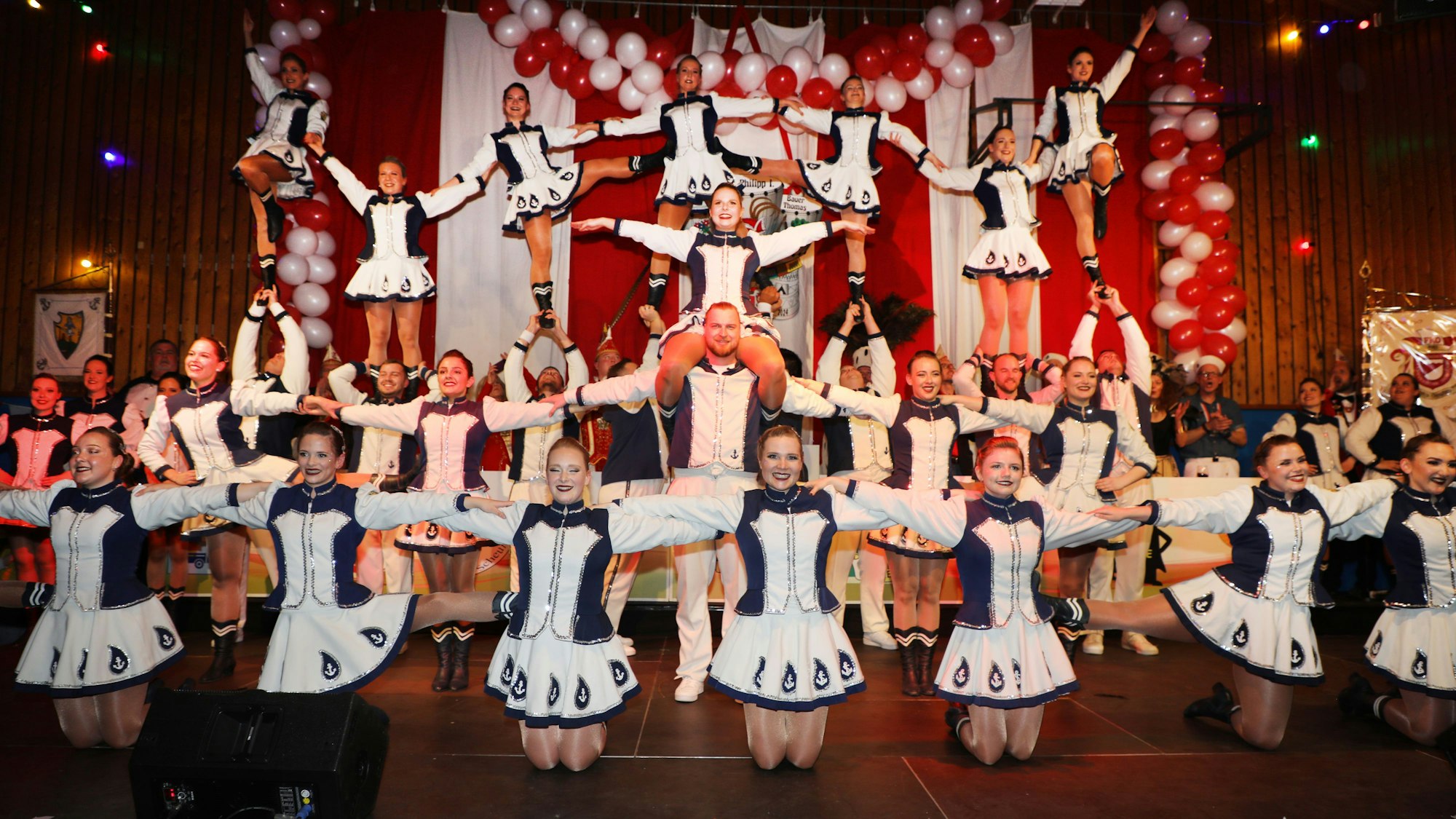 Die Steinenbrücker Schiffermädchen präsentieren die Schlussfigur eines ihrer Tänze.